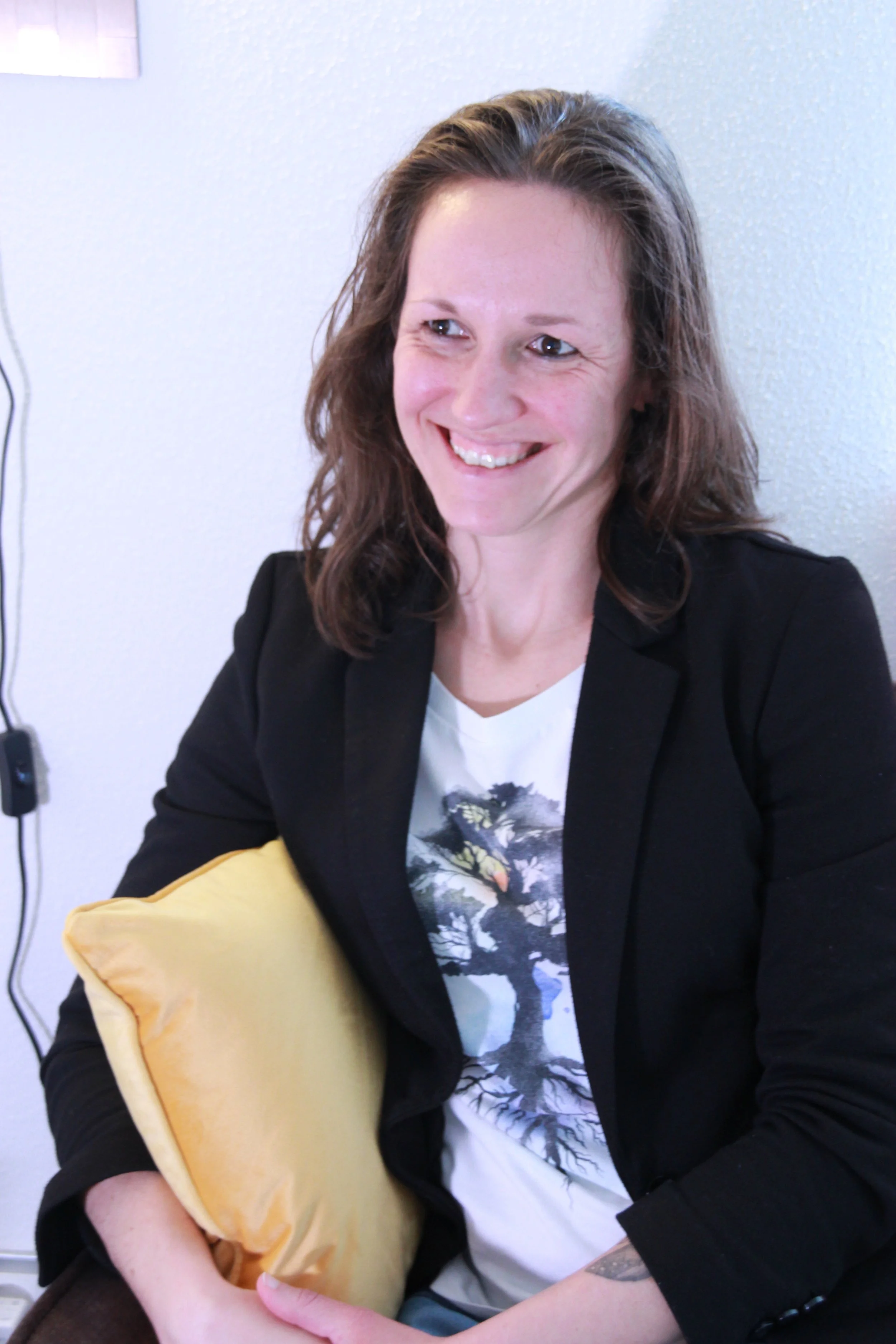 Sandy Hübner im Seelenkraft Raum Nesselwang. Mit Empathie und sanfter Energiearbeit begleitet sie Menschen dabei, Gefühle wieder zu spüren, innere Balance zu finden und mehr Lebensfreude zu entfalten.