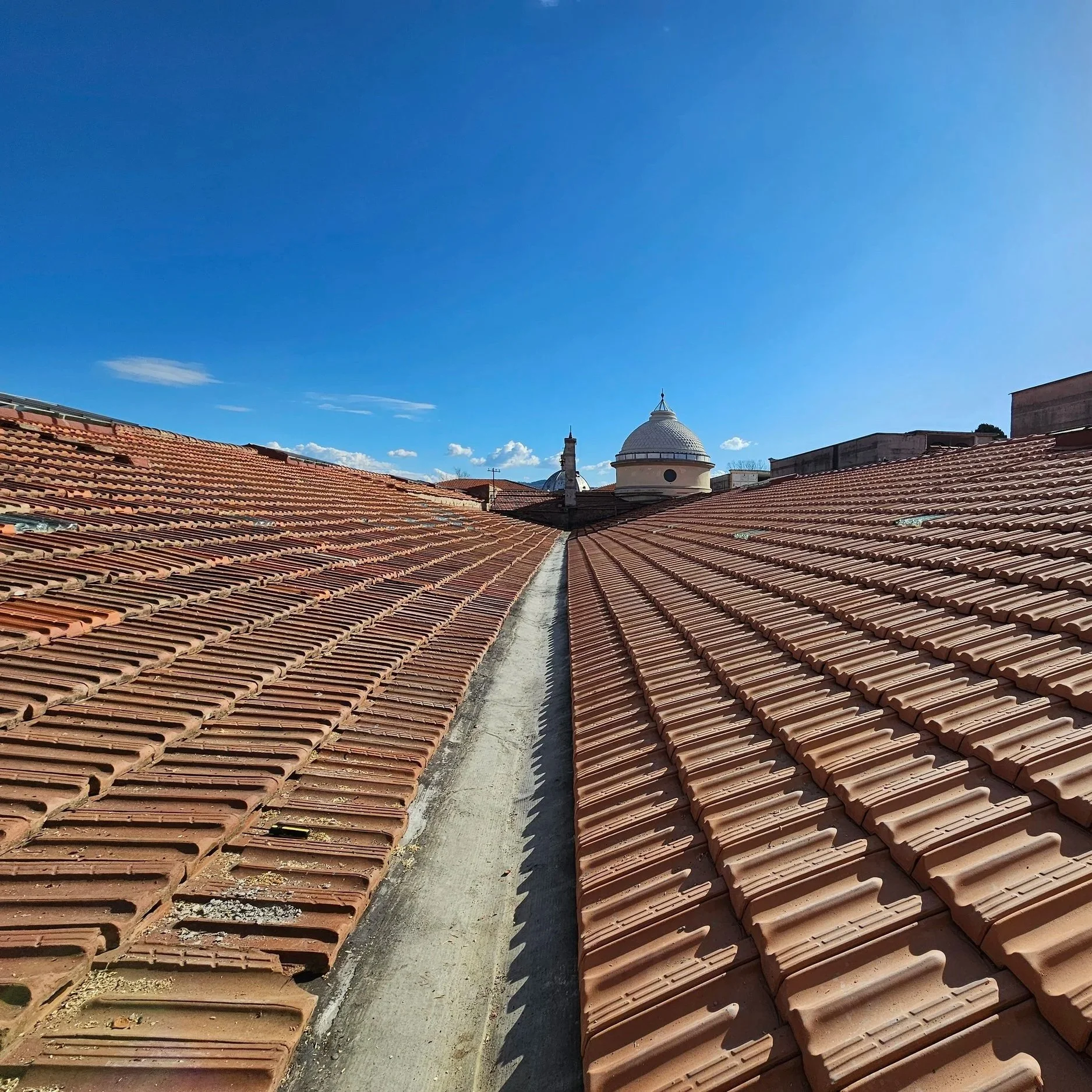 Tetto finito con cielo limpido