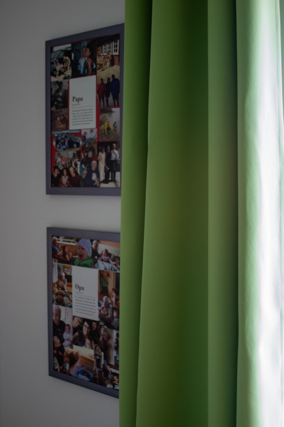 Zwei Fotocollagen auf einer weißen Wand, eine mit dem Titel 'Papa' und die andere mit 'Opa', neben einem grünen Vorhang, der teilweise einen Blick auf einen Fenstersims freigibt.