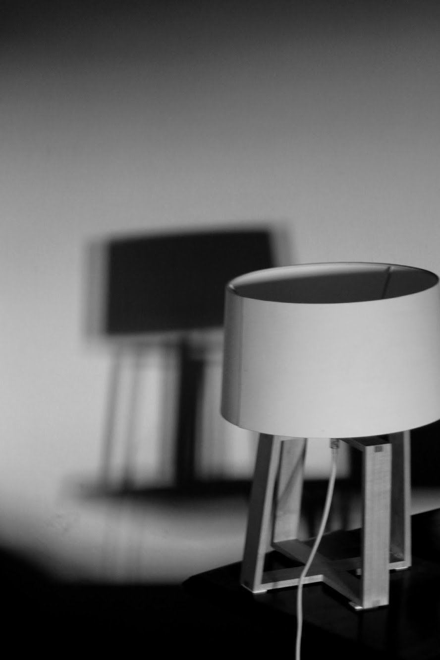 Schwarze und weiße Tischlampen in einem minimalistischen Raum, Schwarz-Weiß-Fotografie.