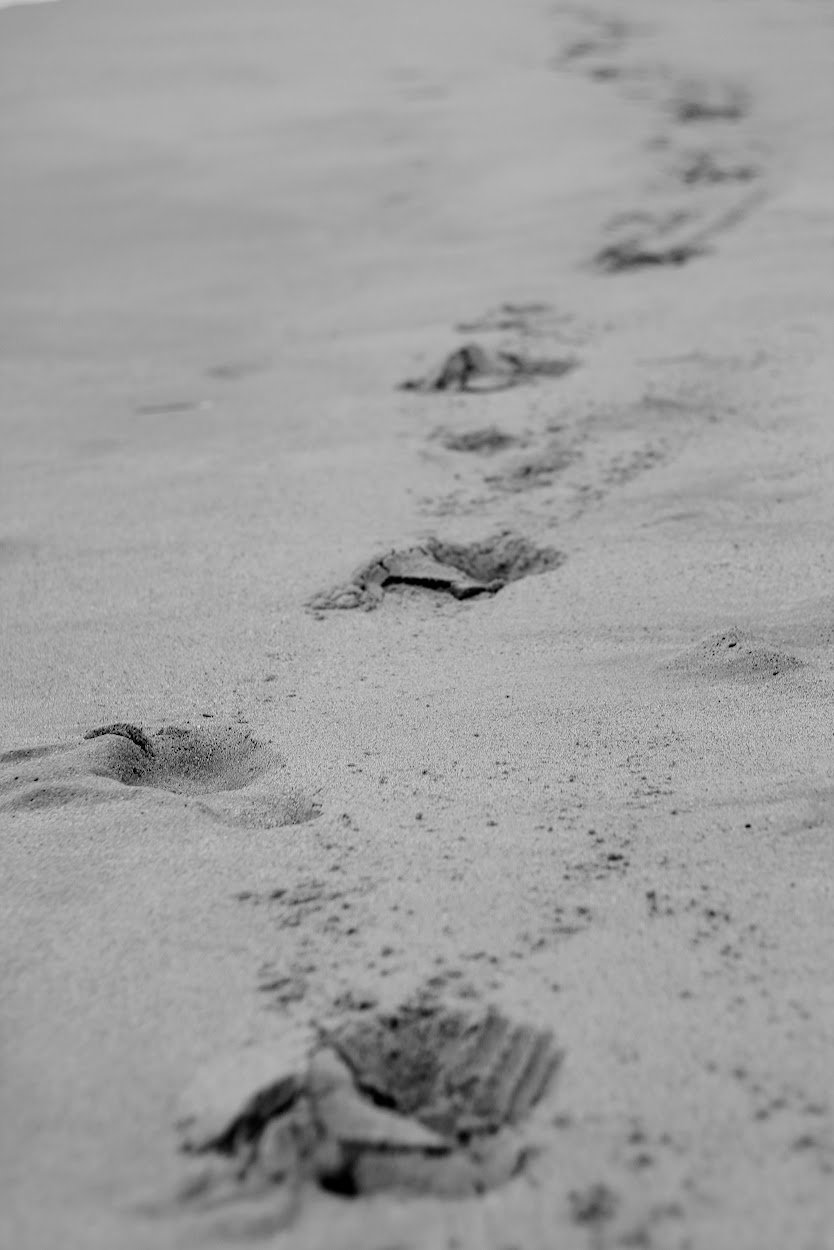 Fußspuren im Sand an einem Strand