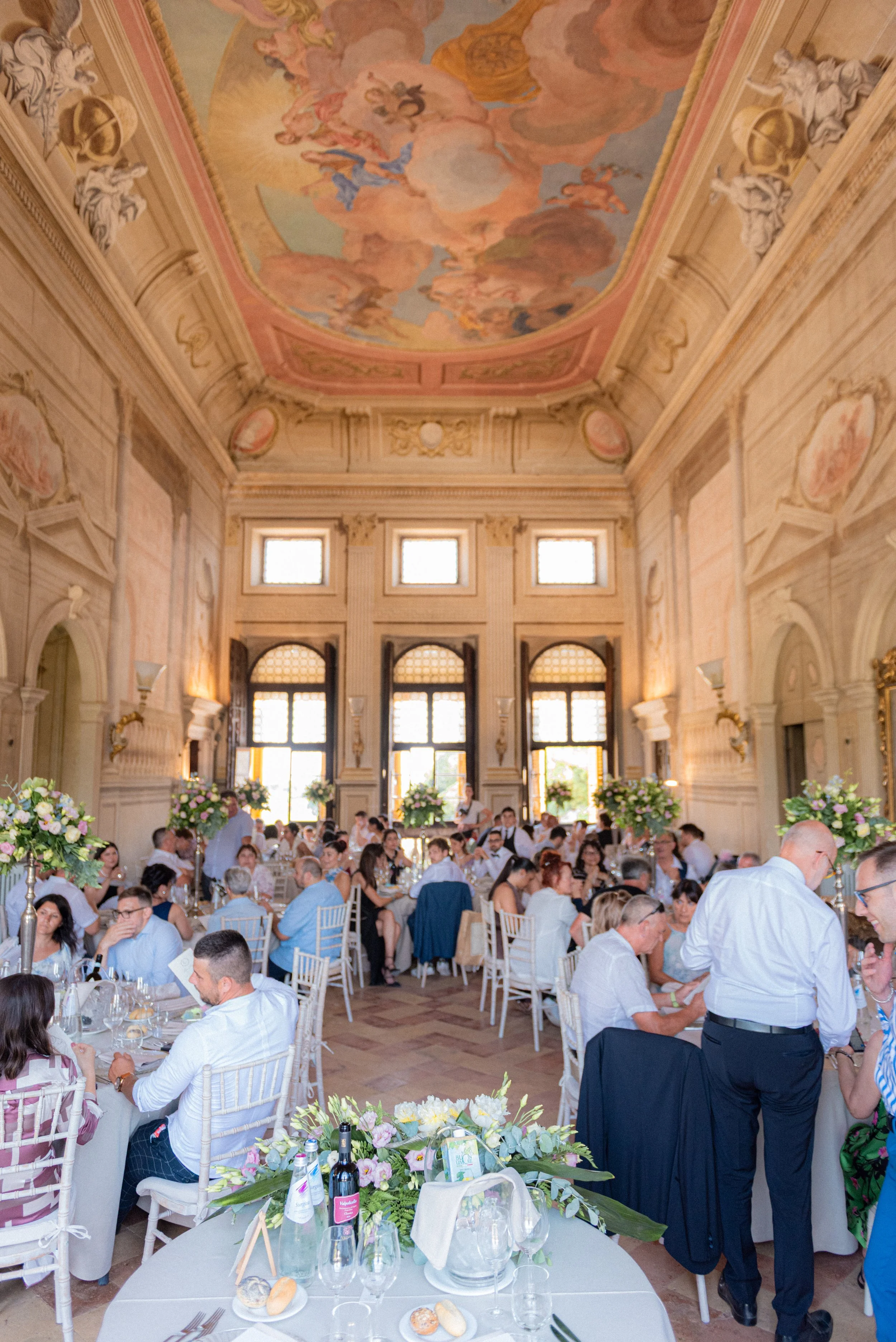 hochzeit-feiersaal-gaeste-sitzen-atmosphaere-villa-verita-fraccaroli.jpg