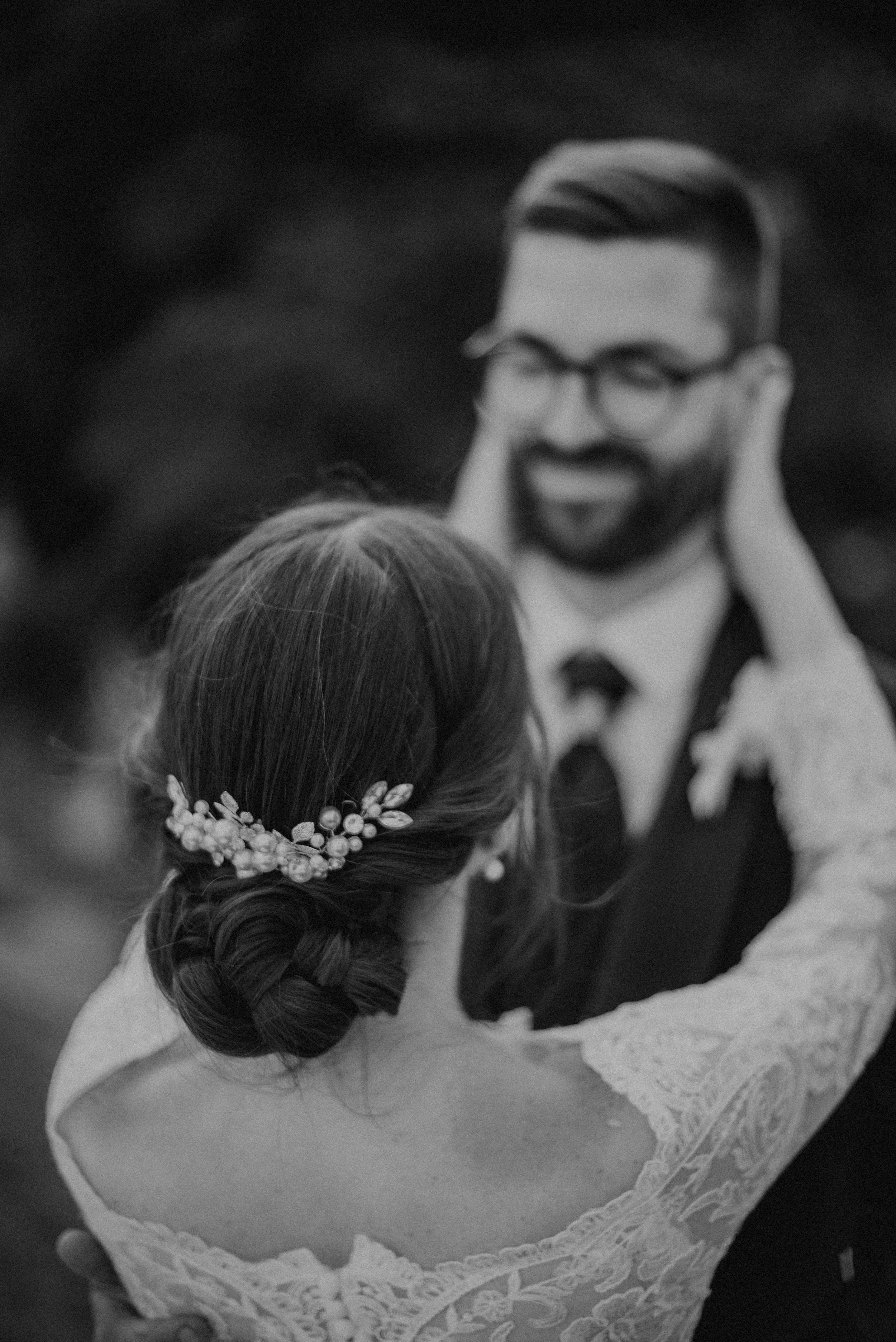 braut-frisur-haarschmuck-detail-schwarzweiss.jpg