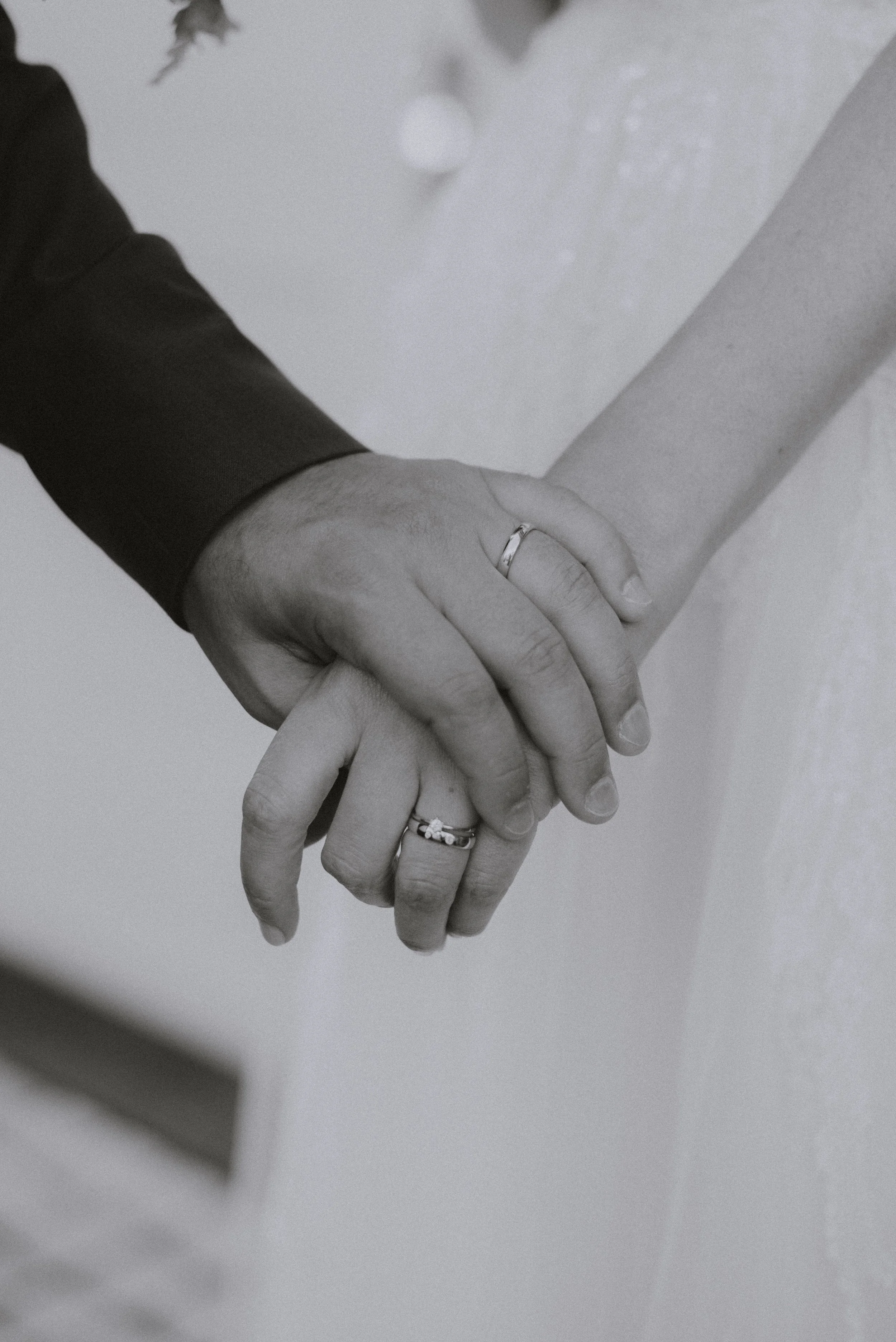 hochzeit-ringe-haende-brautpaar.jpg