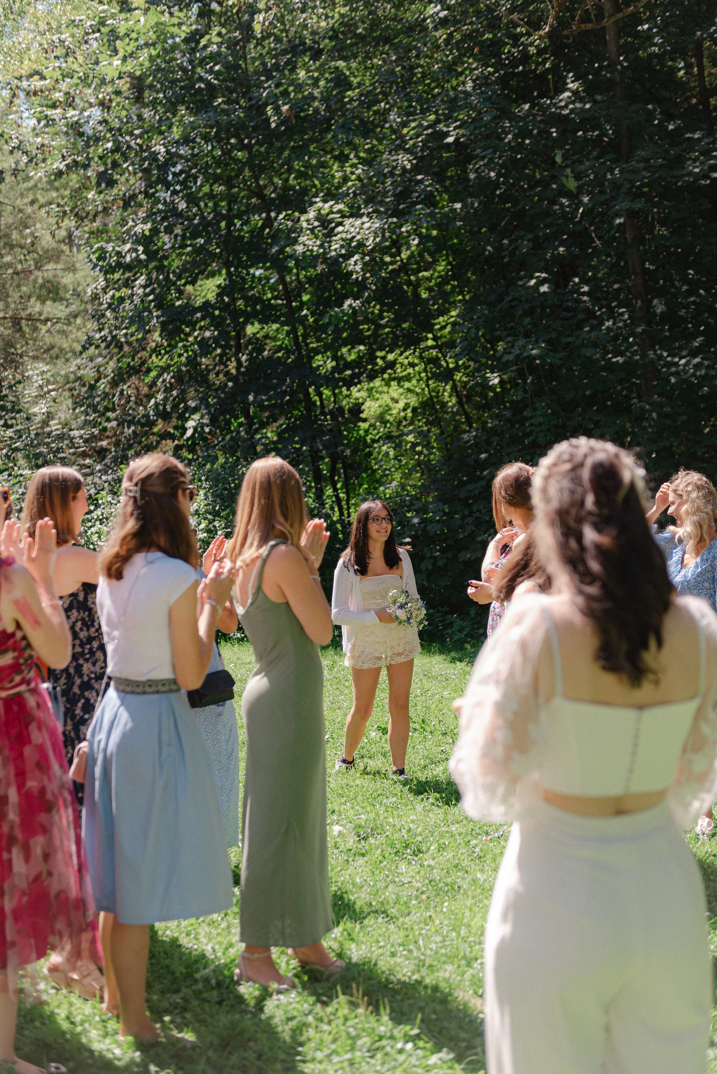 brautstrausswurf-gaeste-jubeln-hochzeit.jpg