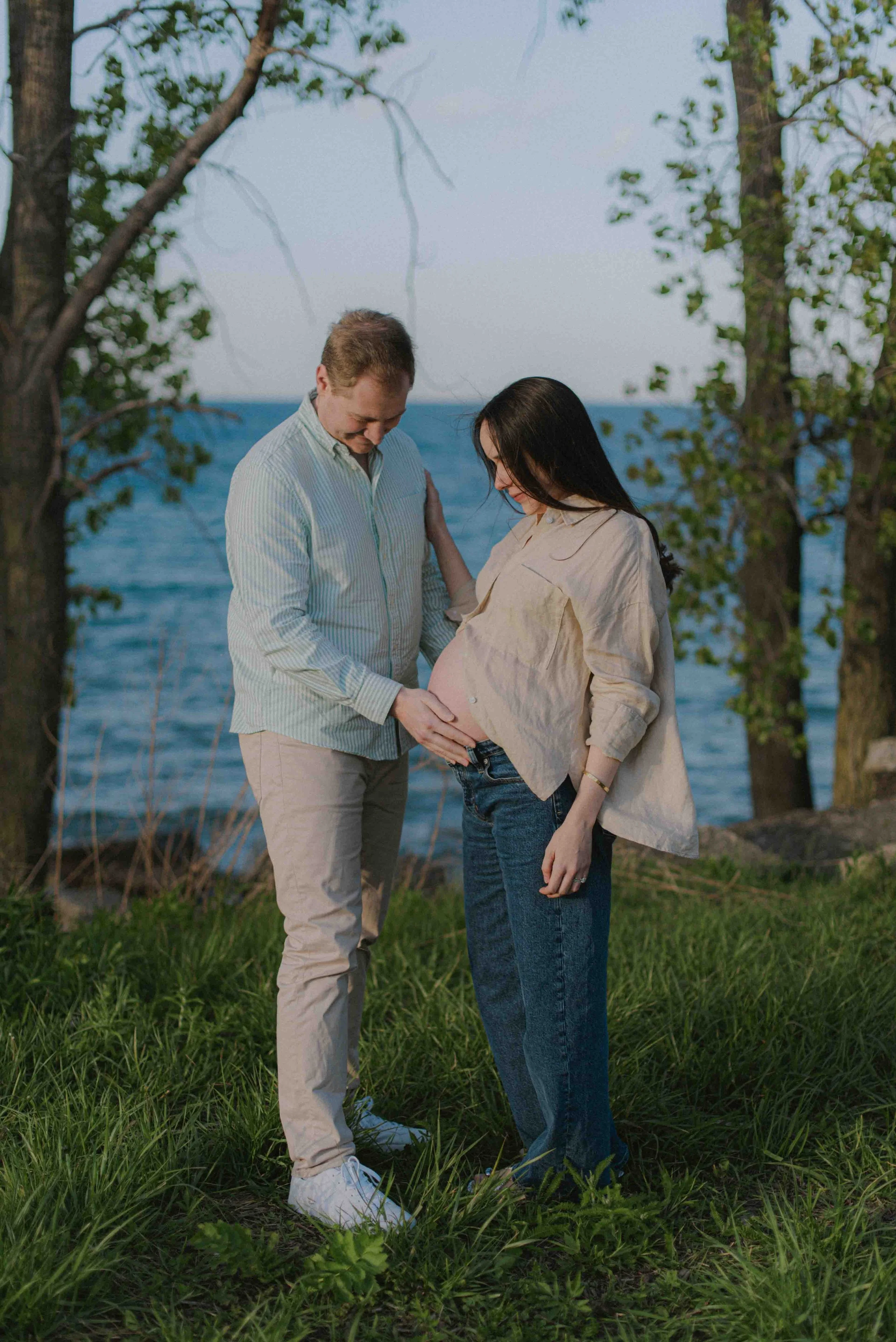natuerliches-babybauchshooting-outfitwechsel-see.jpg