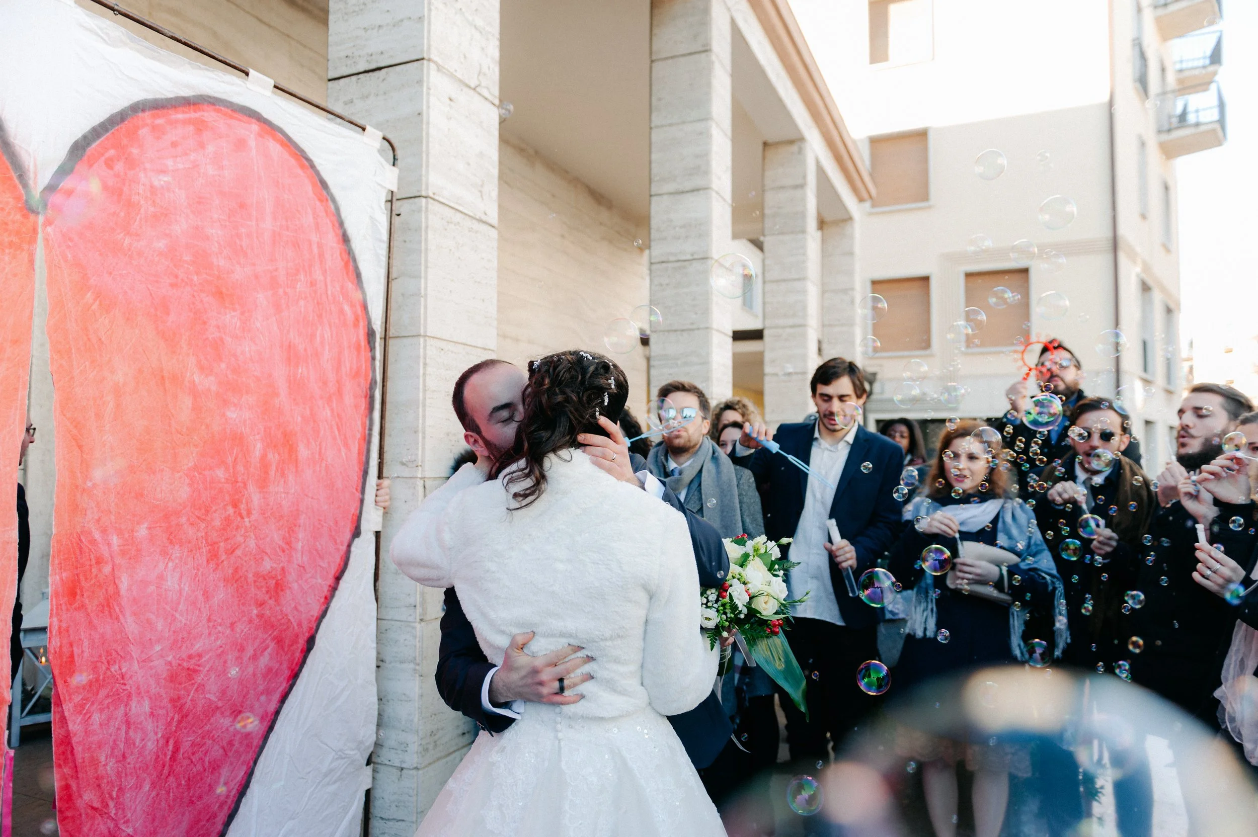 brautpaar-kuss-nach-trauung-seifenblasen.jpg