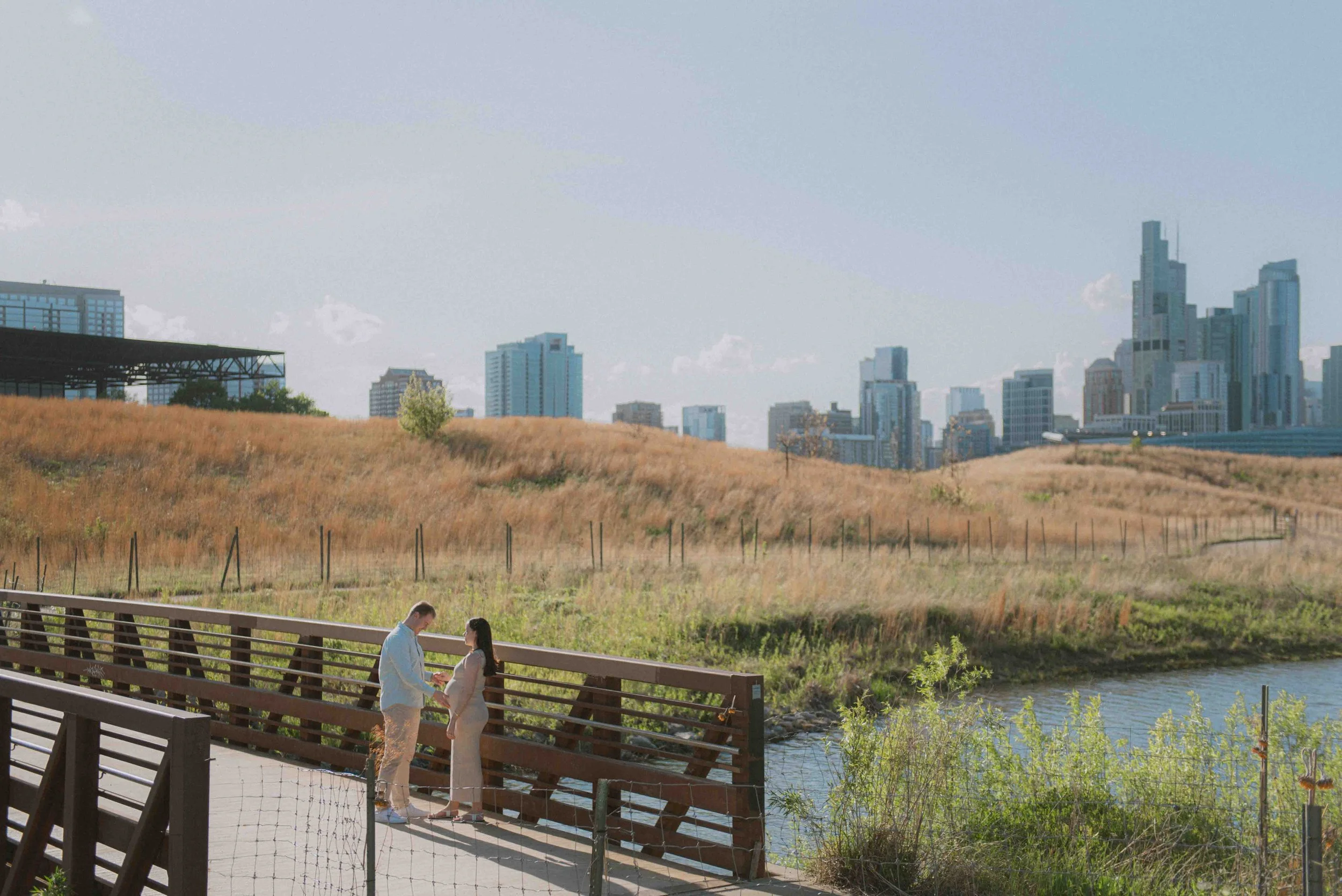 babybauch-shooting-chicago-paar-steg-skyline.jpg