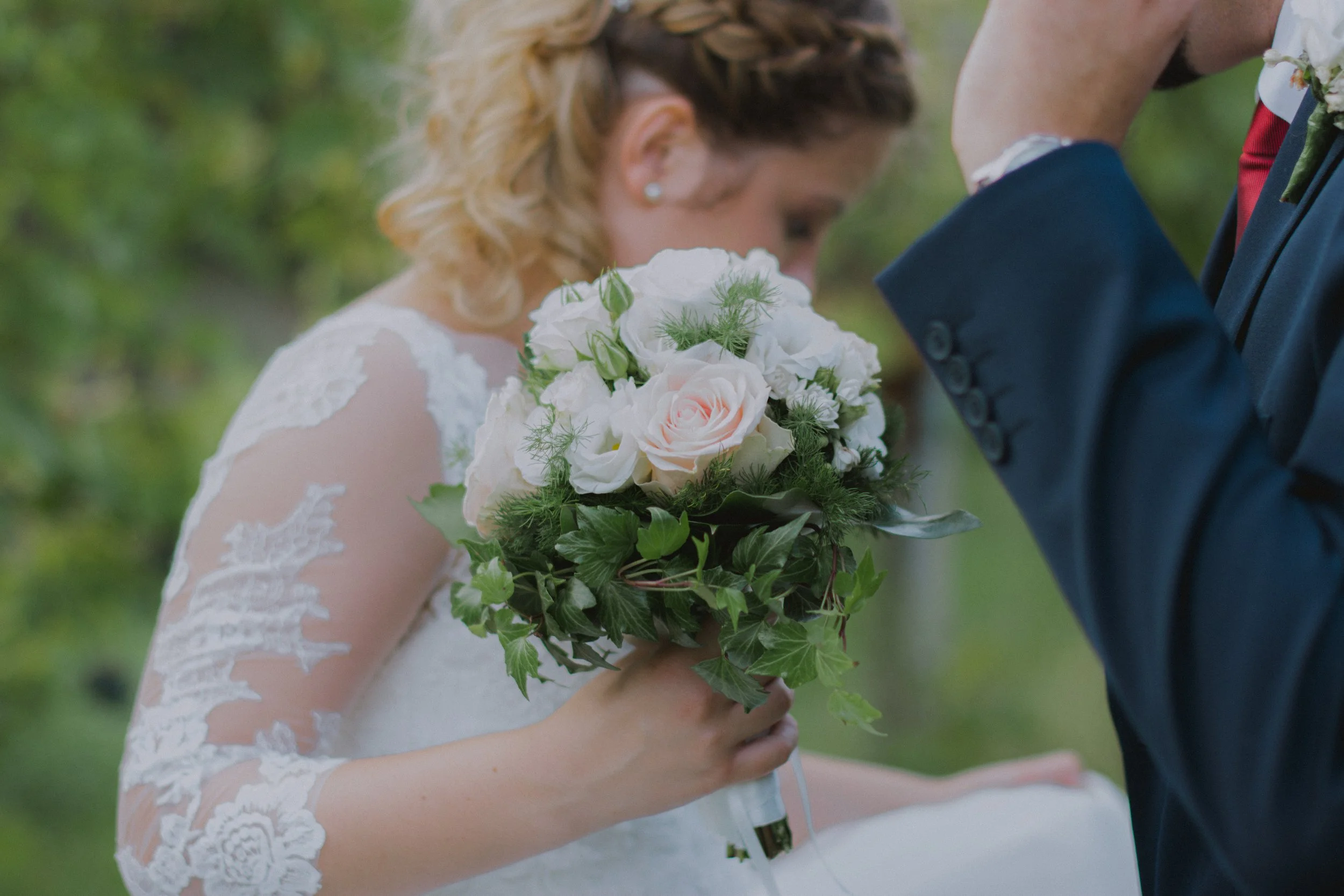 hochzeit-verona-brautstrauss-detail-braut.jpg