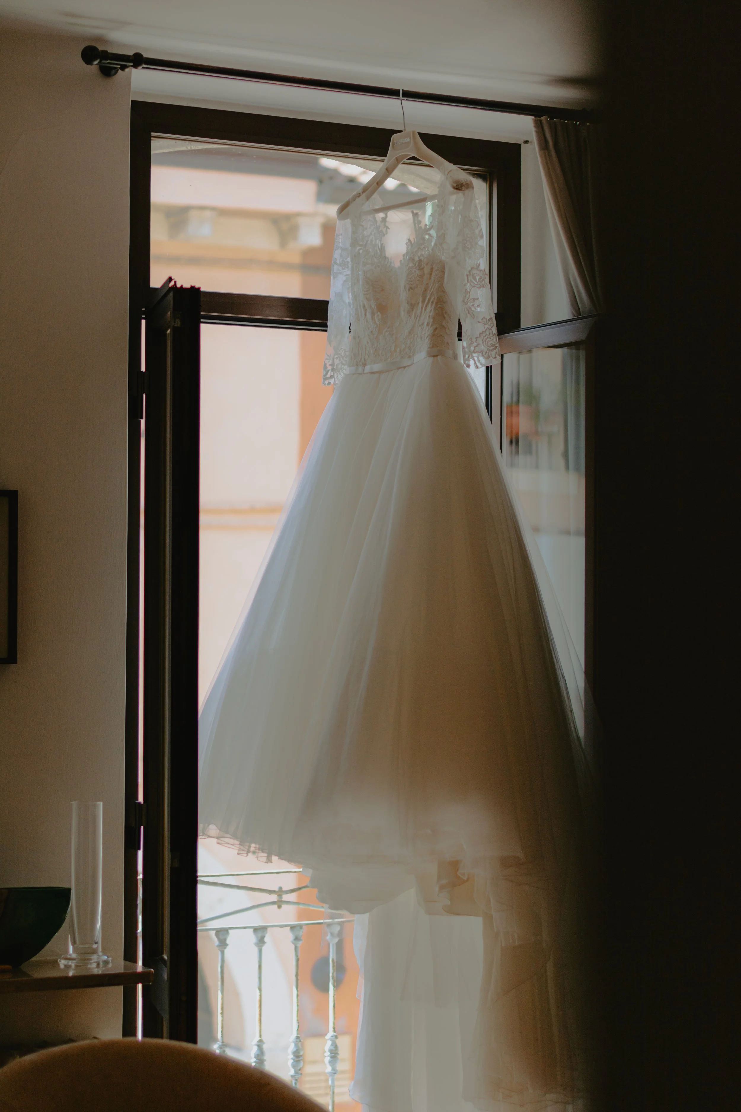 brautkleid-hochzeit-verona-fenster.jpg