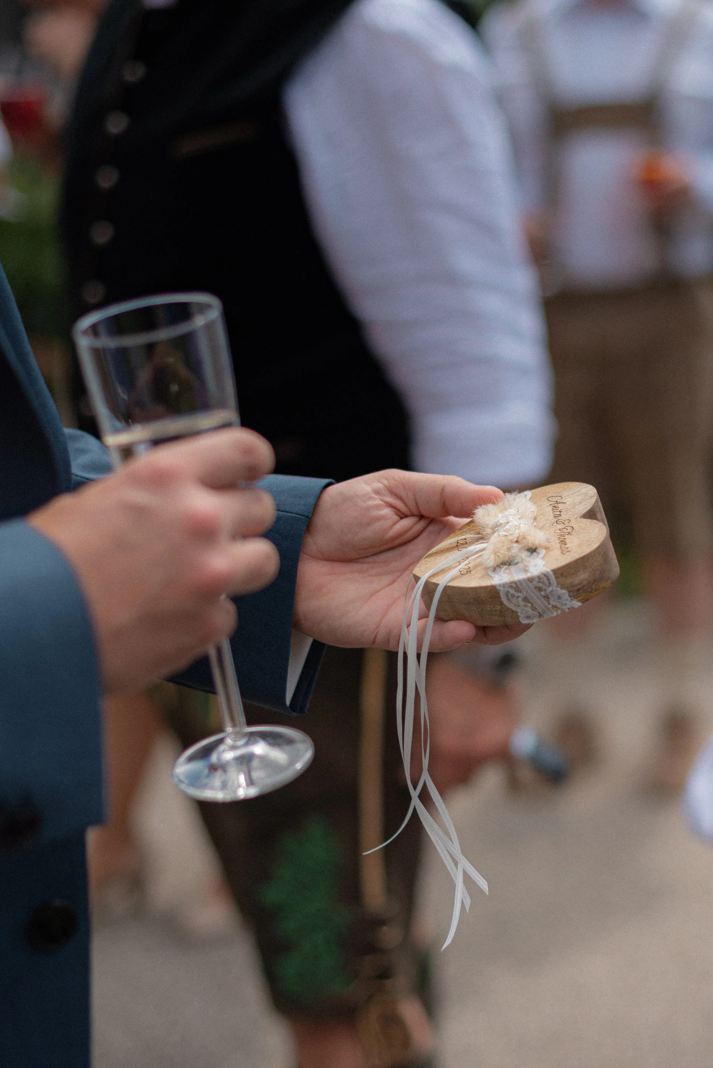 hochzeit-ringe-ringbox-brautpaar-bayern.jpg