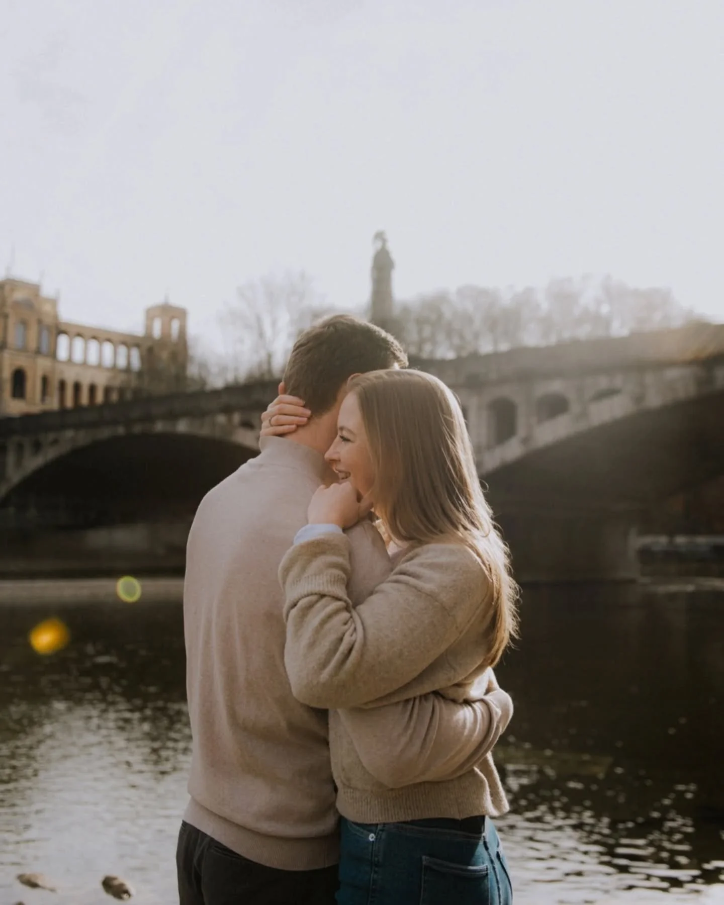 M+L
Eigentlich war es nur ein kurzer Stopp beim Verlobungsshooting in M&uuml;nchen. Aber das Licht an der Isar, bei der Praterinsel, hat uns dort gehalten. So wird aus einem Paarshooting oft mehr, ganz ohne Plan ✨

🇬🇧 M+L 
This was meant to be a qu