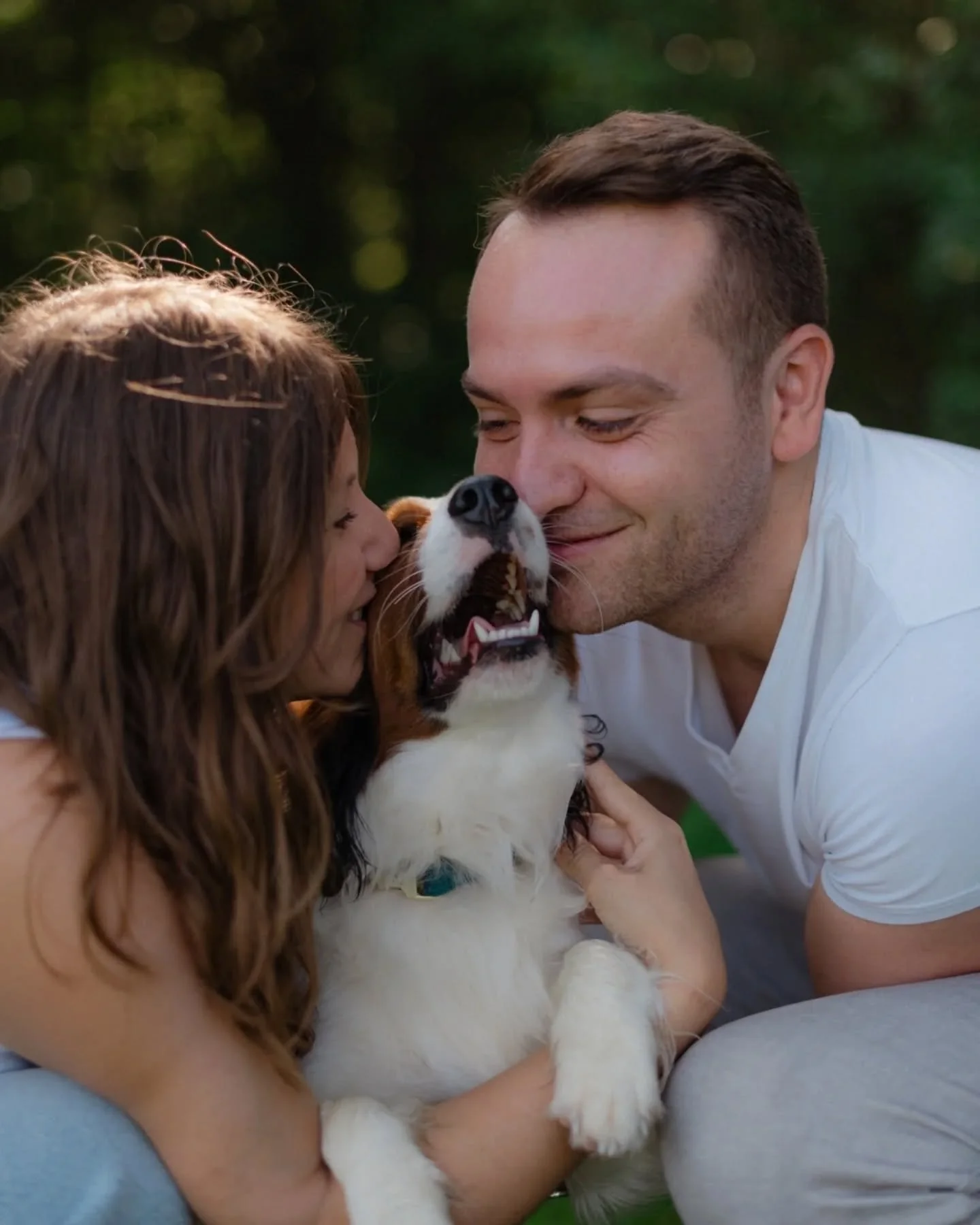 Manche Shootings sind am Ende nicht zu zweit, sondern zu dritt&hellip; und ehrlich gesagt, es ver&auml;ndert alles.
Ann und Guillaume hatten Quito dabei und irgendwo zwischen Spazieren, Anhalten, Lachen und dem Versuch, mit ihm Schritt zu halten, hat