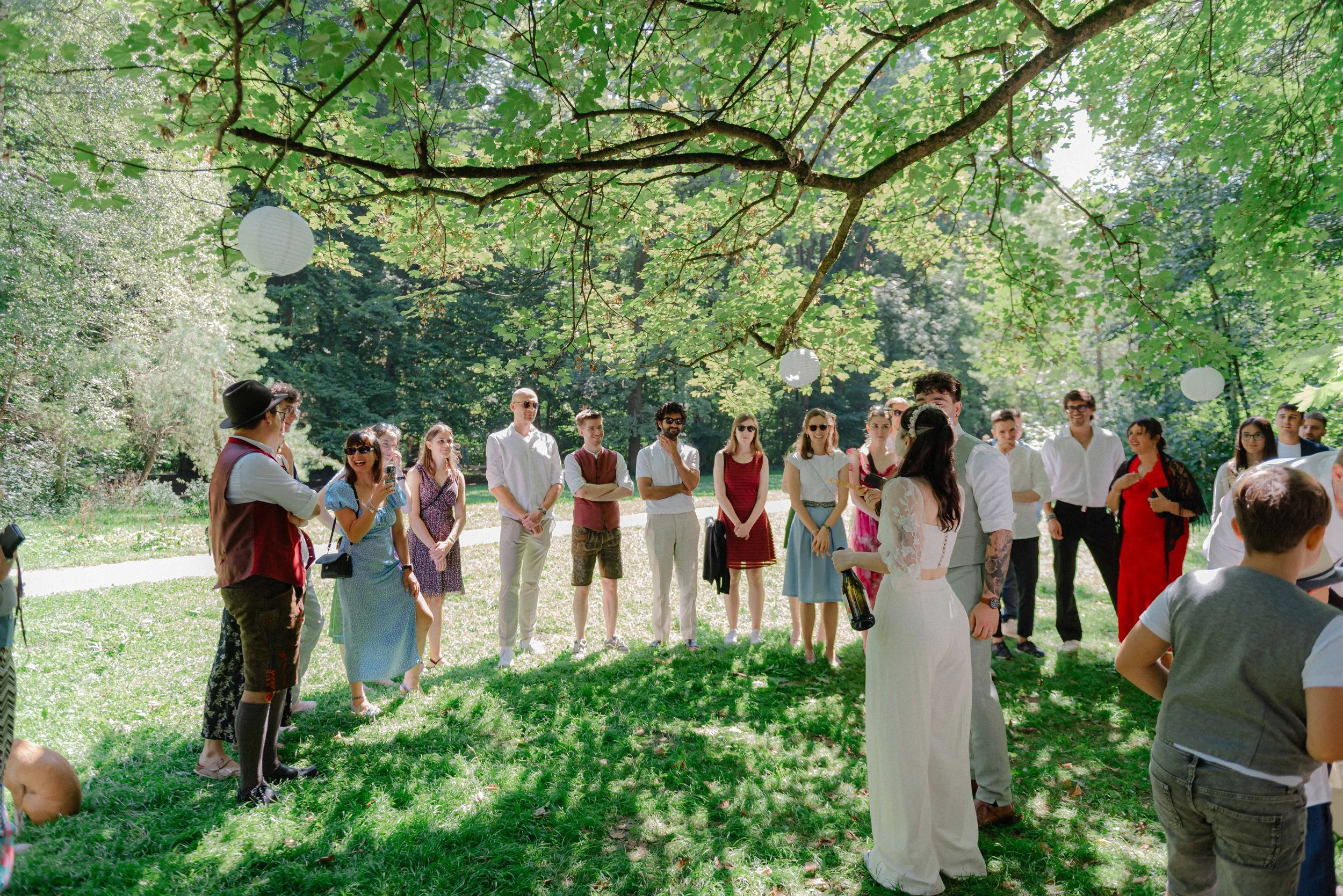 hochzeit-gaeste-kreis-spiel-englischer-garten-muenchen-schwabing.jpg