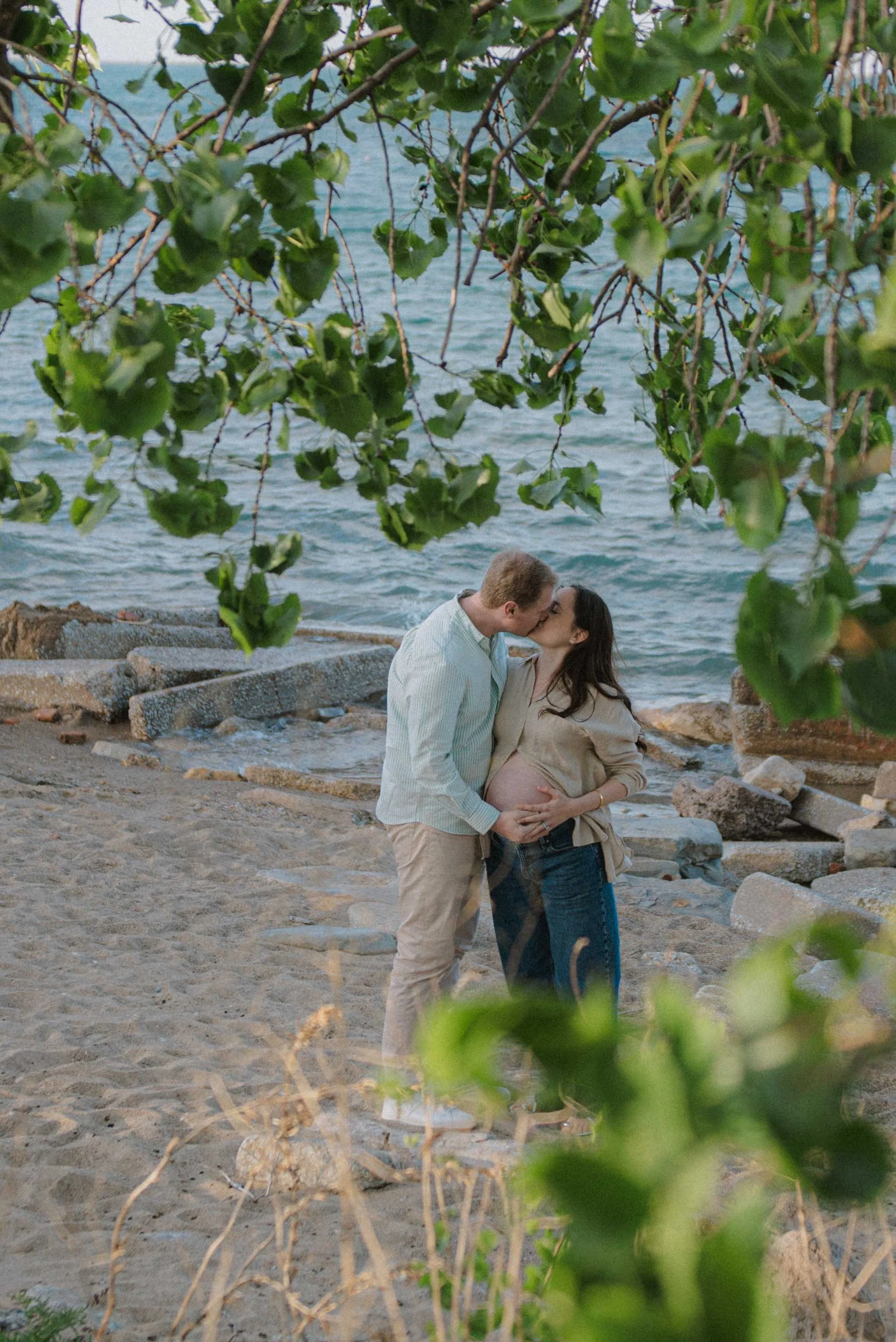 babybauchshooting-strand-paar-kuss-natur.jpg