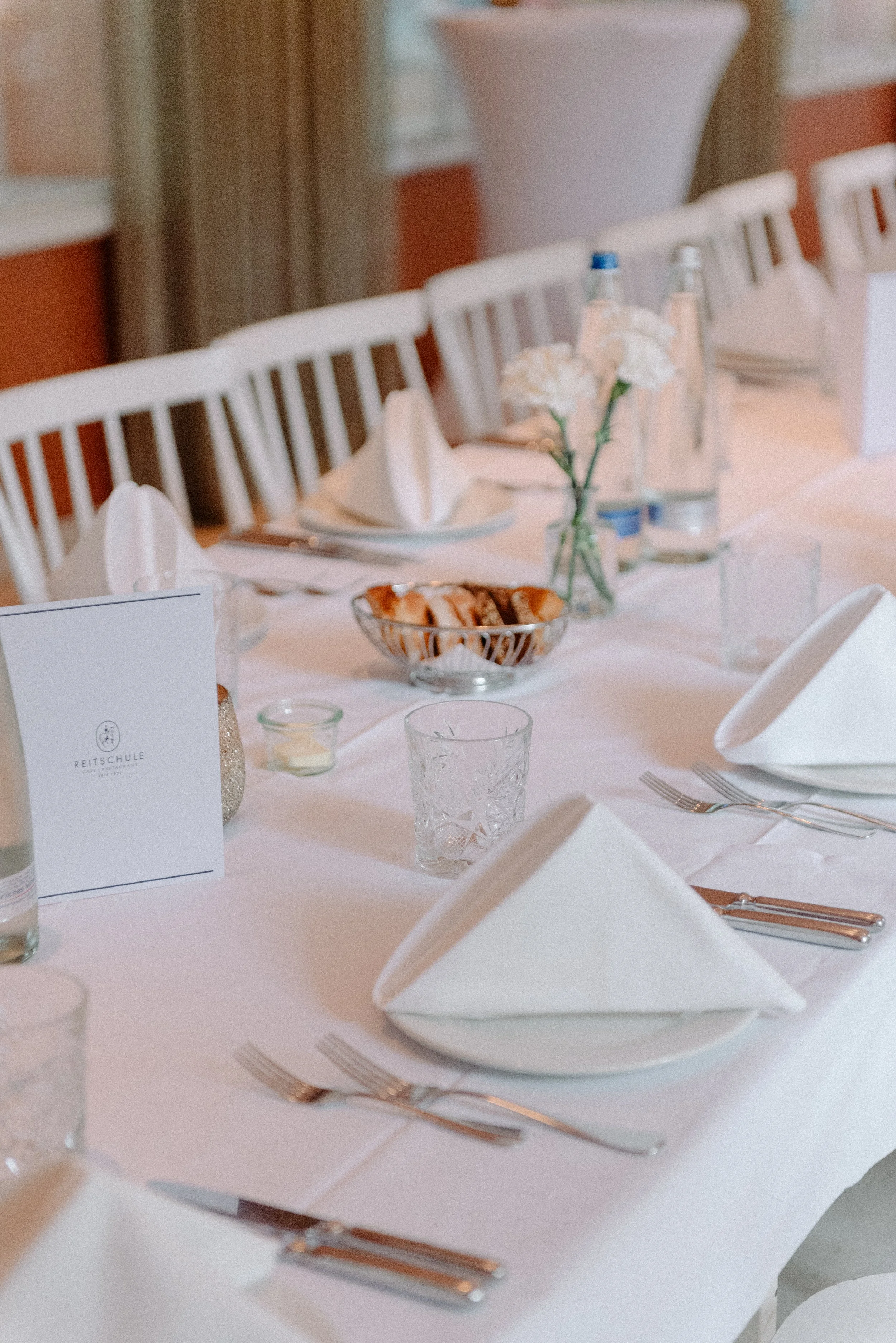 hochzeitstafel-details-cafe-reitschule-muenchen.jpg