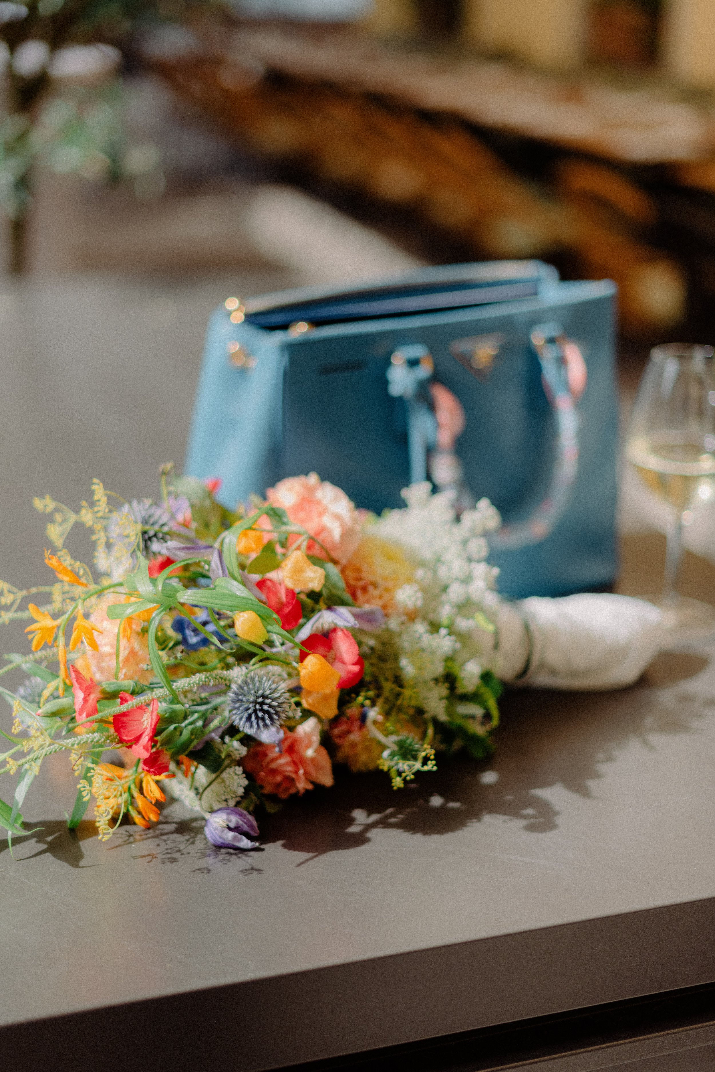 brautstrauss-detail-hochzeitsfeier-prada-tasche.jpg