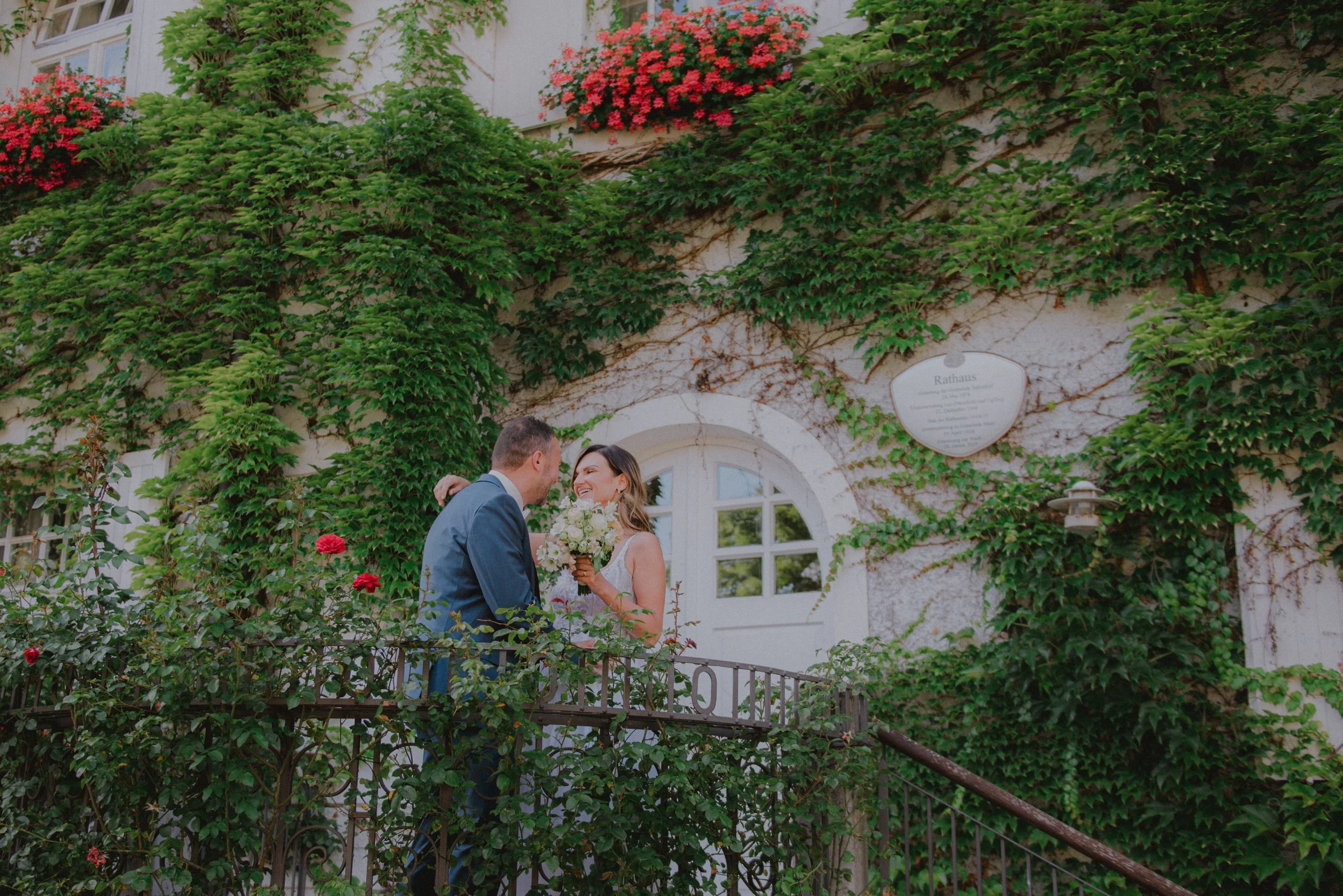 standesamt-hochzeit-brautpaar-treppe-haar.jpg