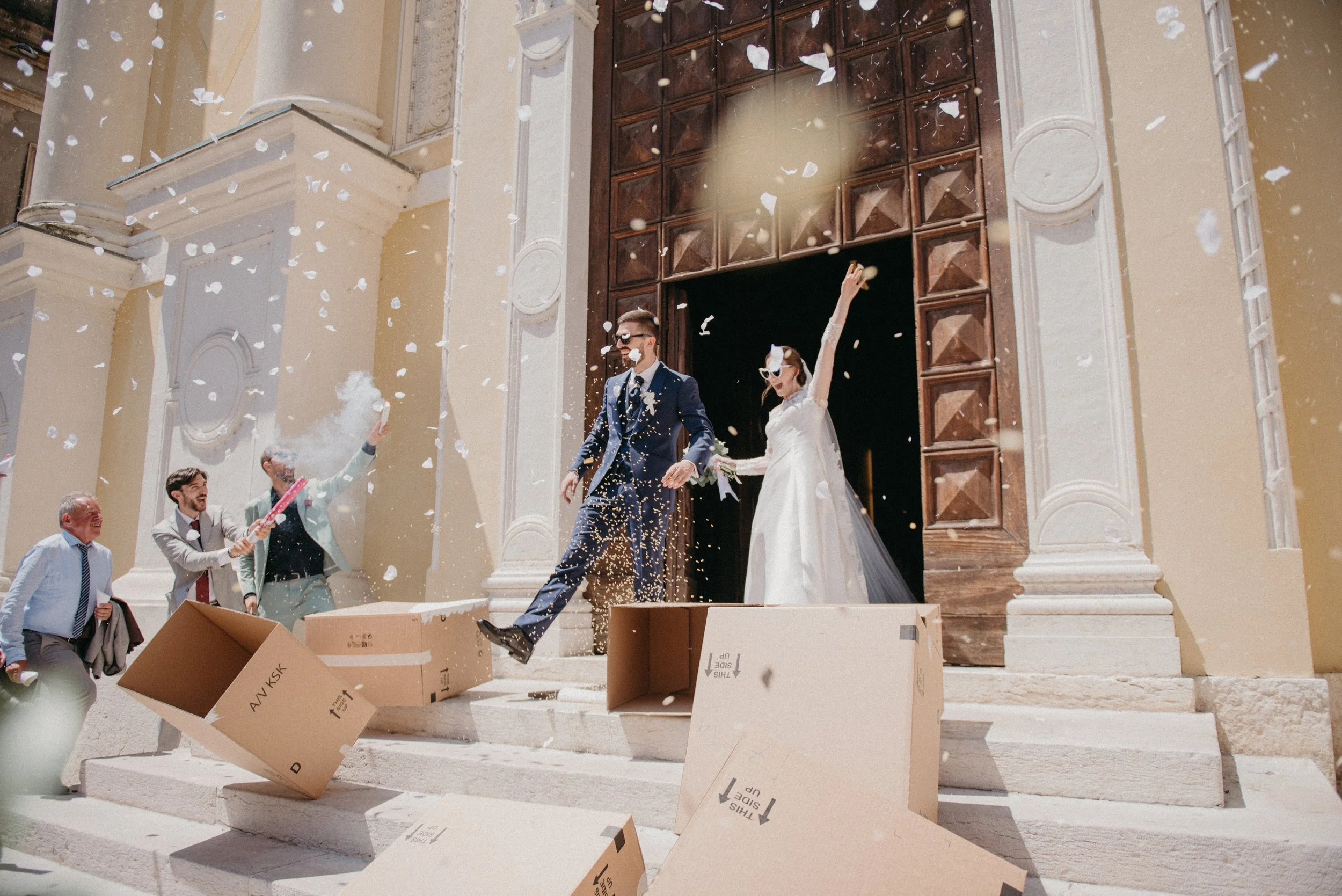 hochzeit-kirchenauszug-konfetti-brautpaar-italien.jpg