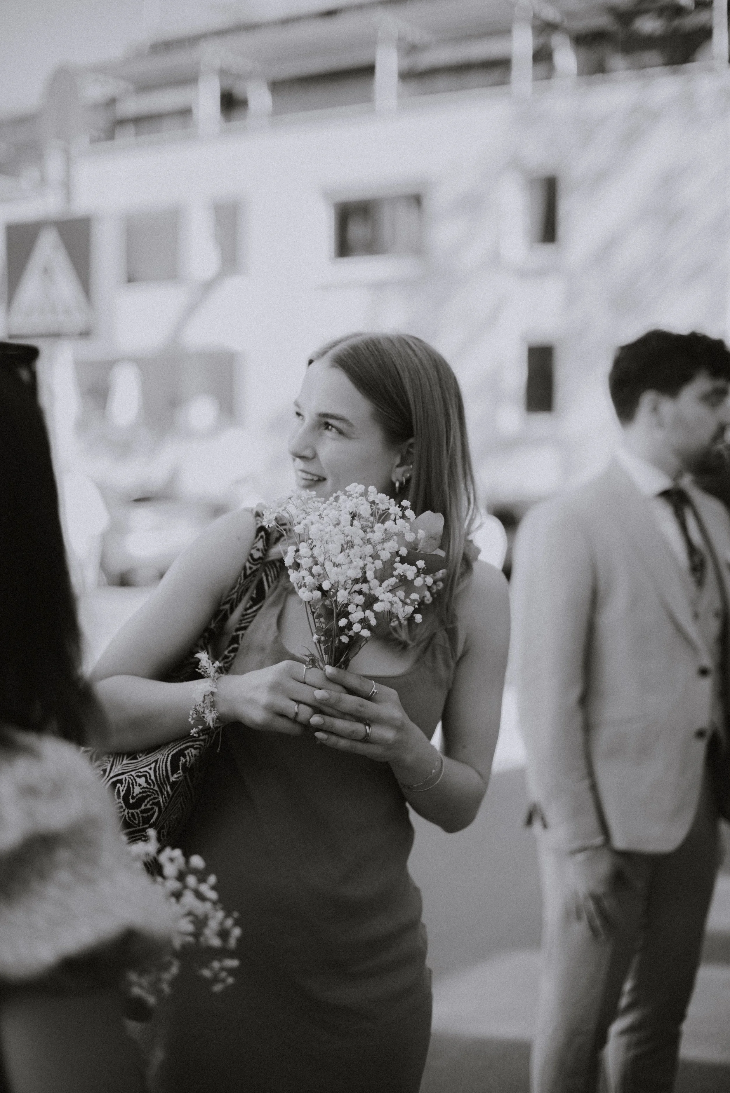 hochzeit-gaestin-blumenstrauss-schwarzweiss.jpg