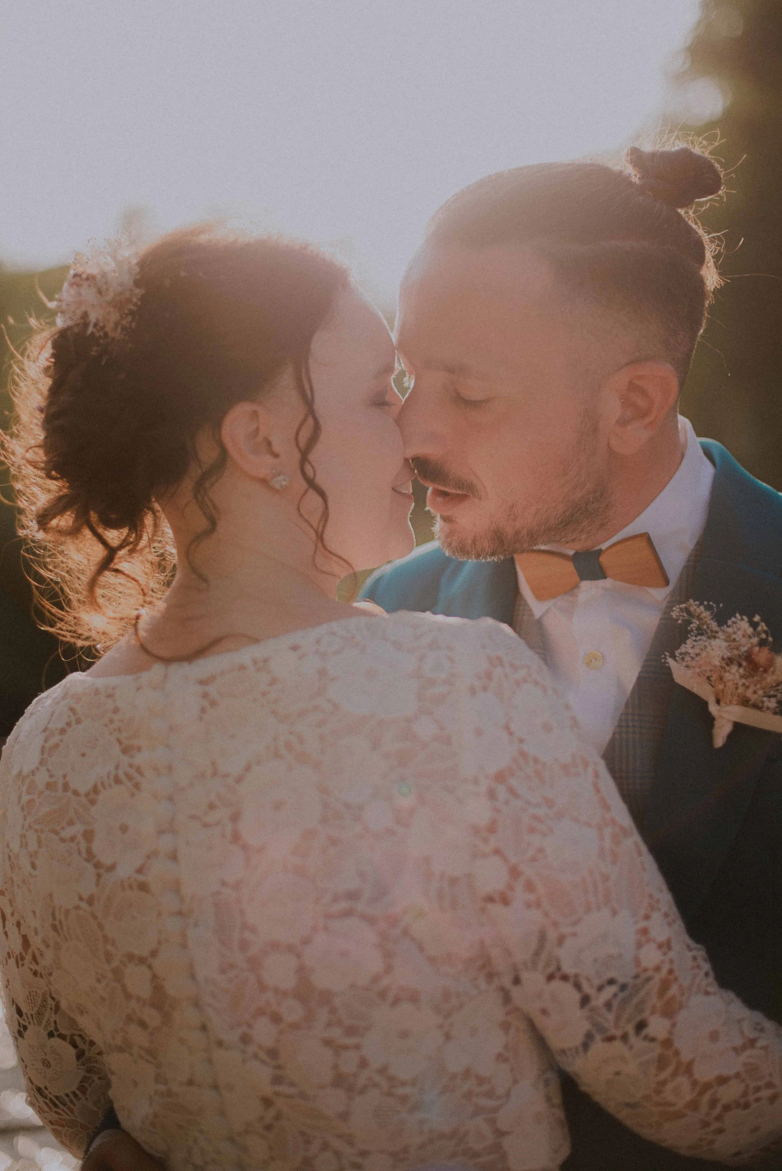 goldenes-licht-hochzeit-kuss.jpg