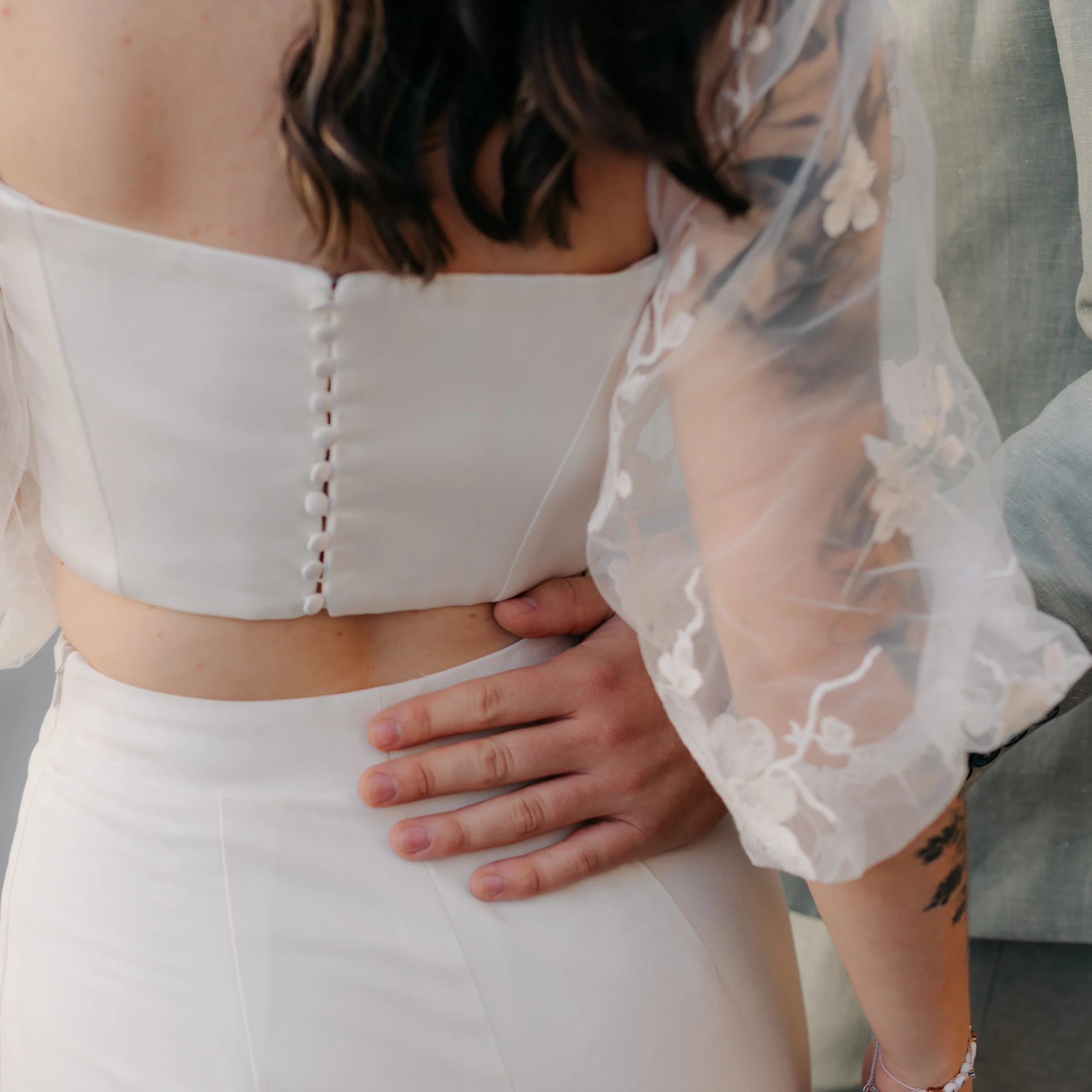 hochzeit-detail-brautkleid-ruecken.jpg