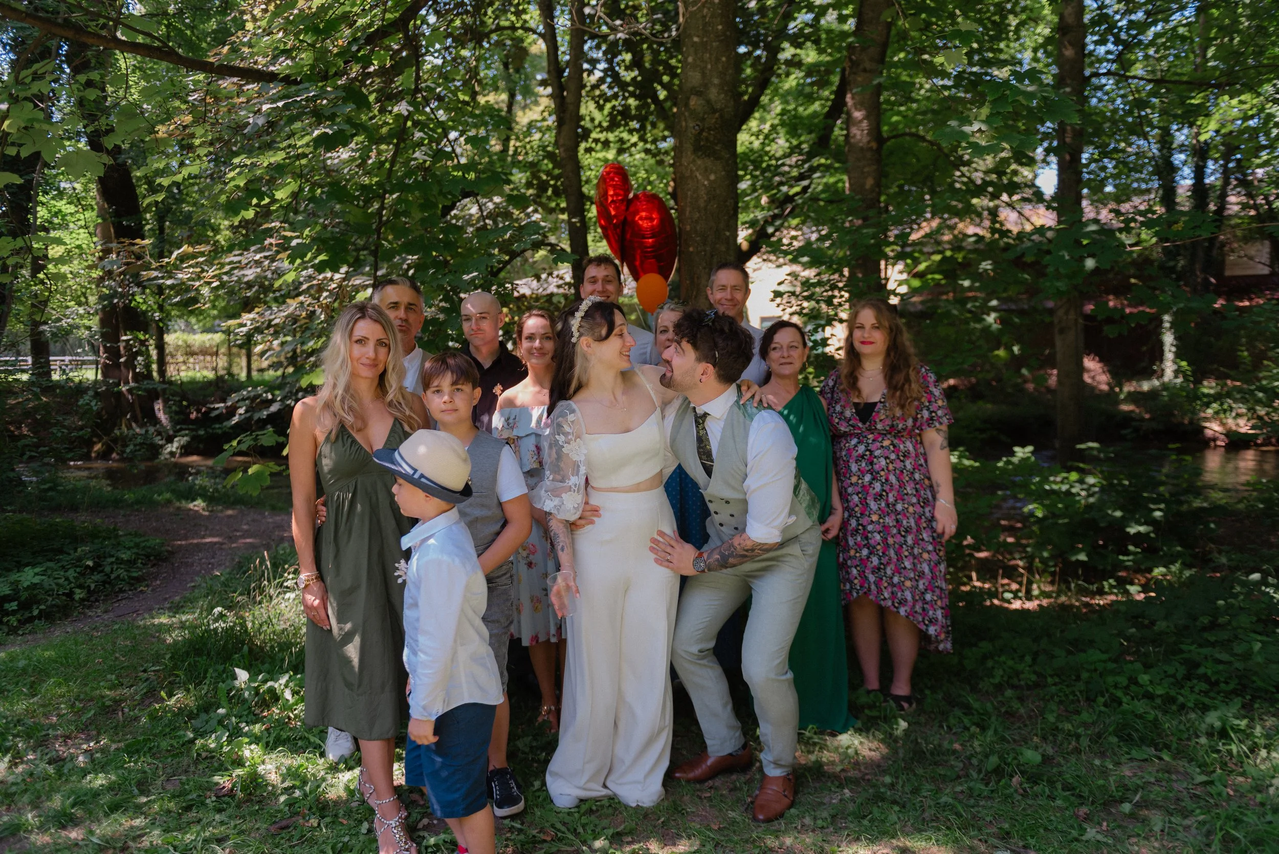 brautpaar-familienfoto-hochzeit.jpg