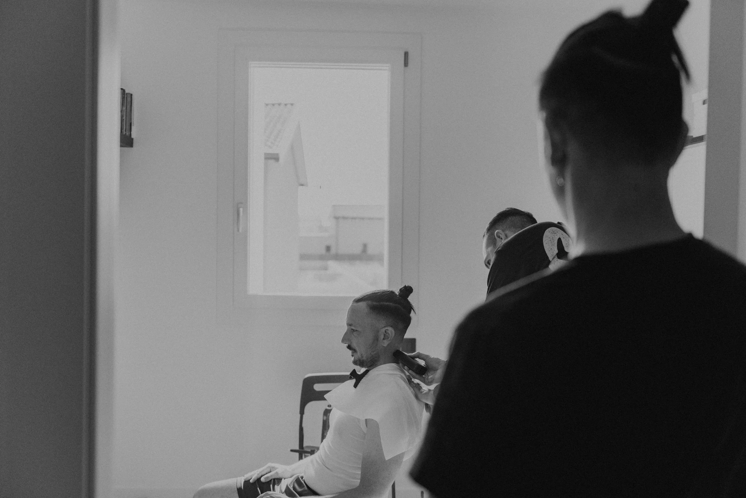 braeutigam-getting-ready-friseur-hochzeit.jpg