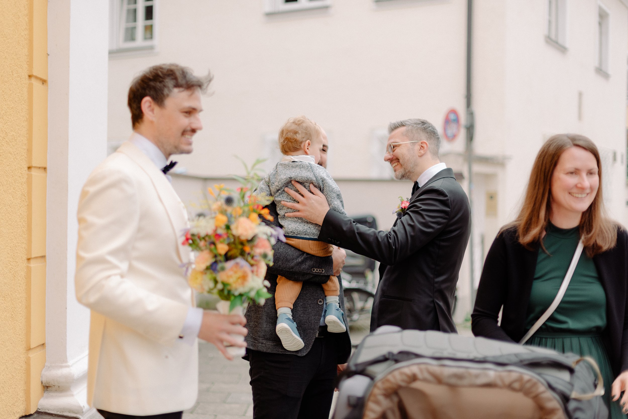 brautpaar-mit-kind-und-gaesten-standesamt-schwabing.jpg