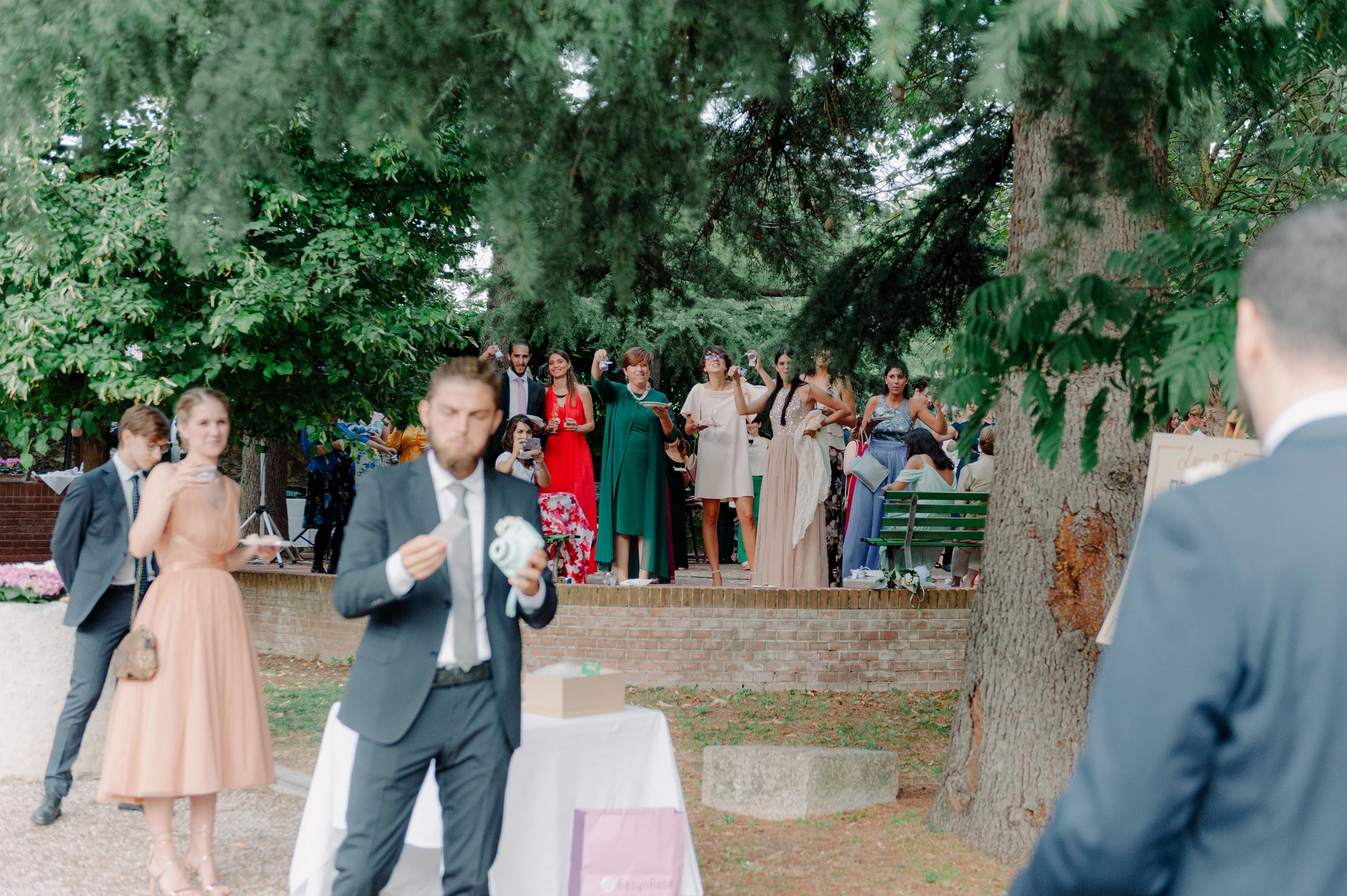hochzeit-verona-rede-gaeste-lachen.jpg