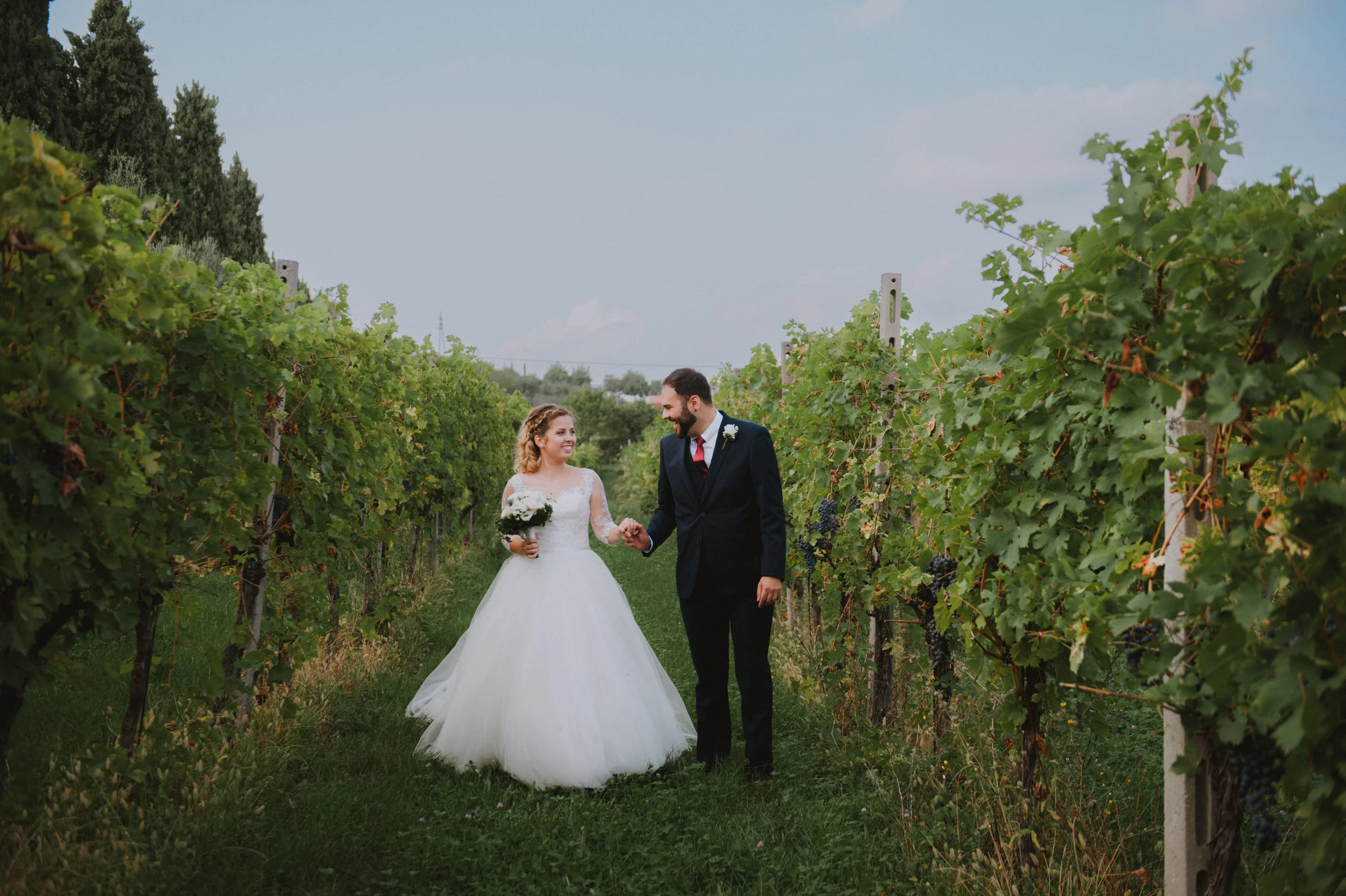hochzeit-verona-brautpaar-hand-in-hand-weinberg.jpg