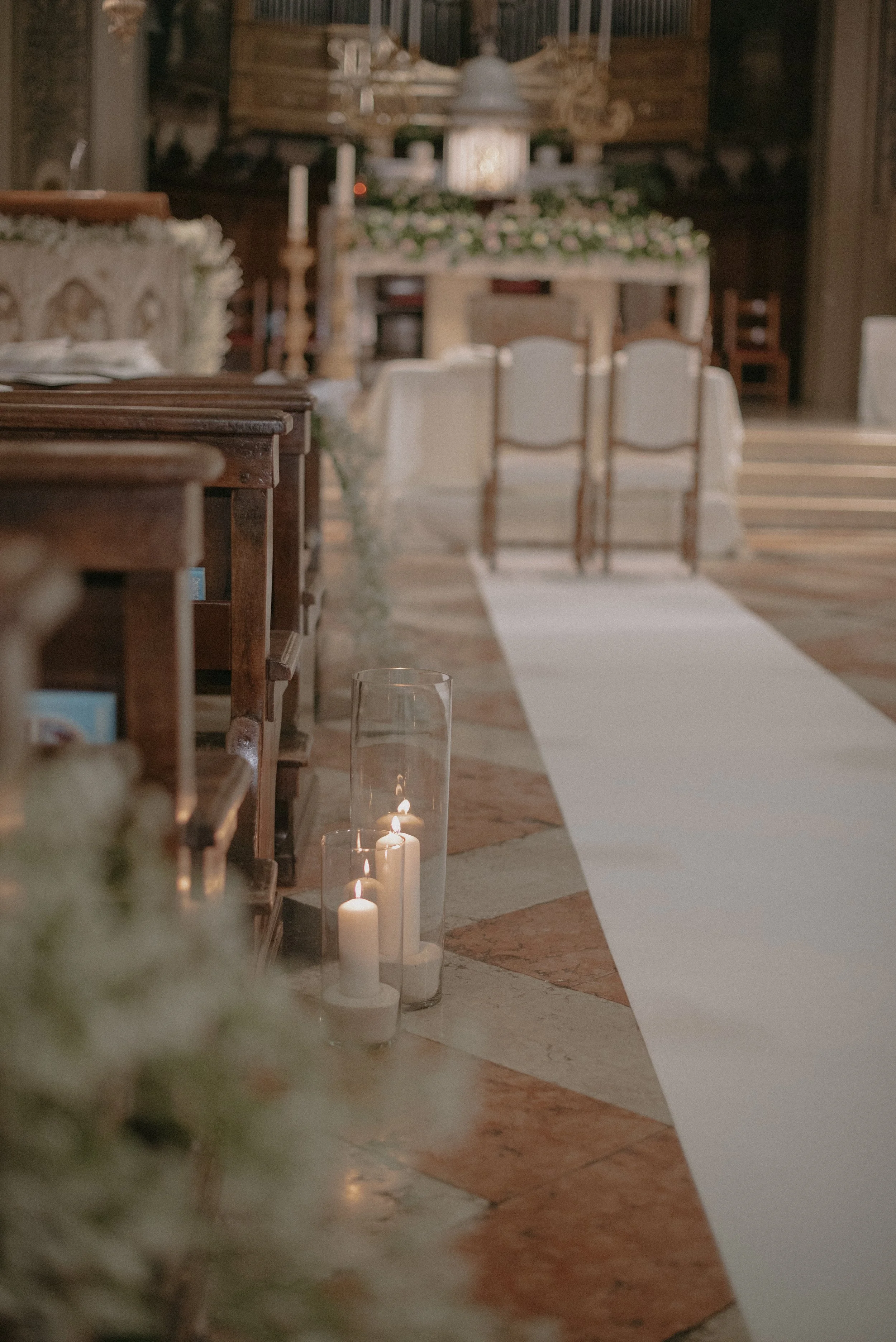 kirche-hochzeit-gang-kerzen.jpg