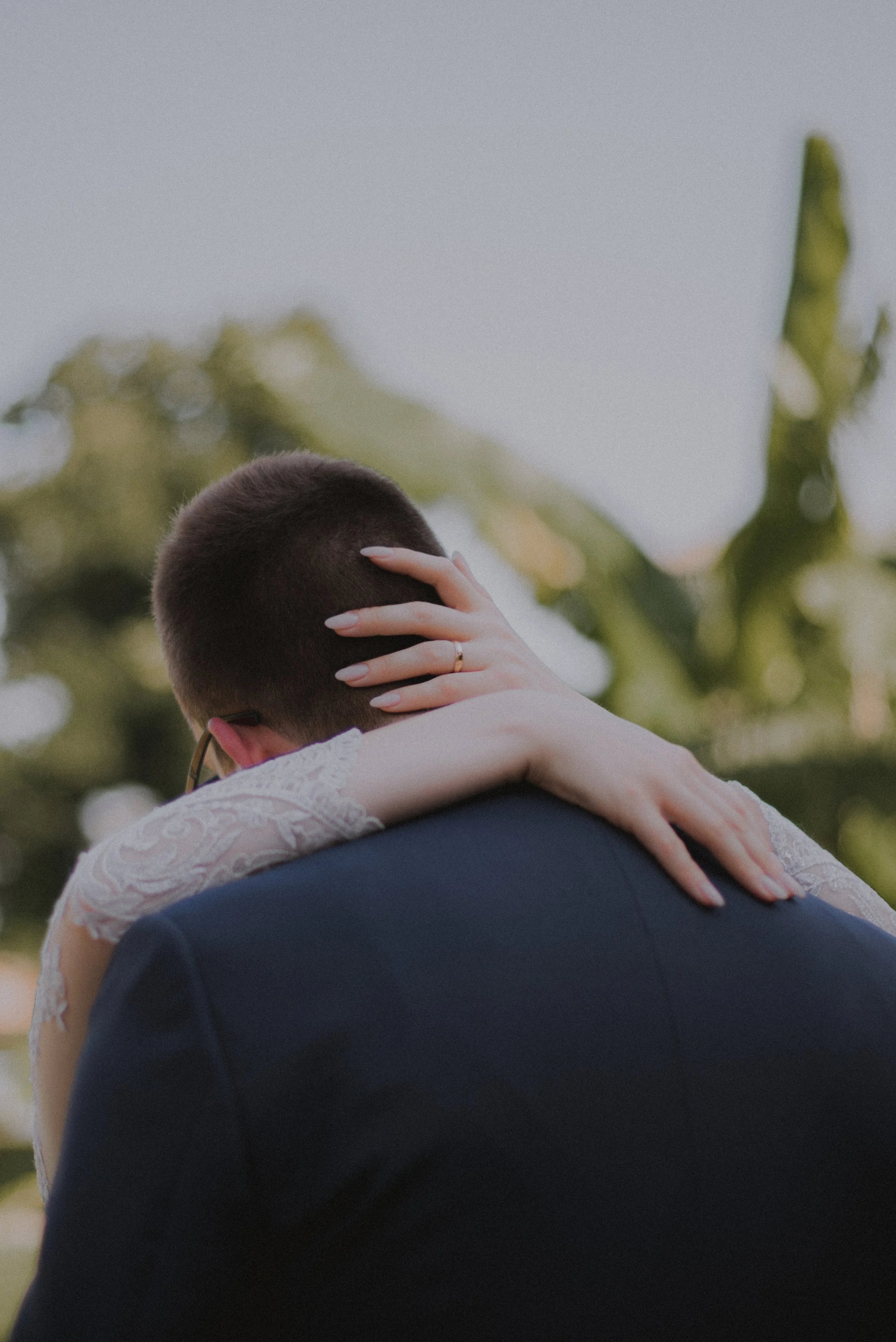 brautpaar-umarmung-von-hinten-natur-hochzeit.jpg