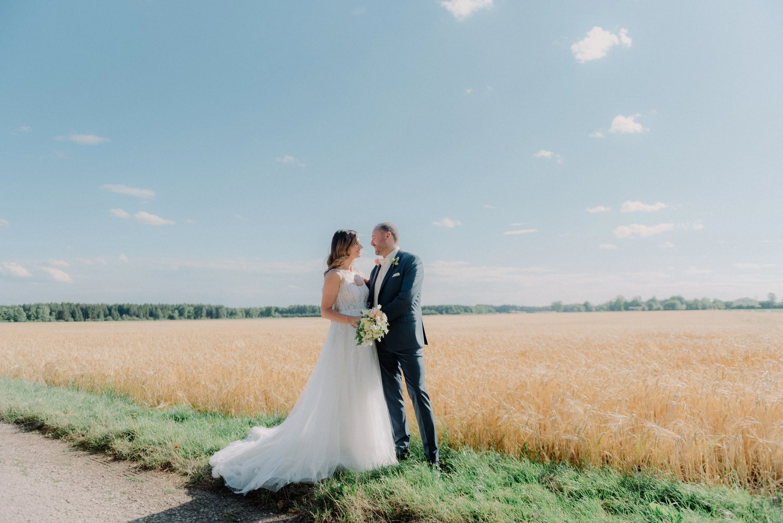 brautpaar-hochzeit-weizenfeld-landschaft.jpg