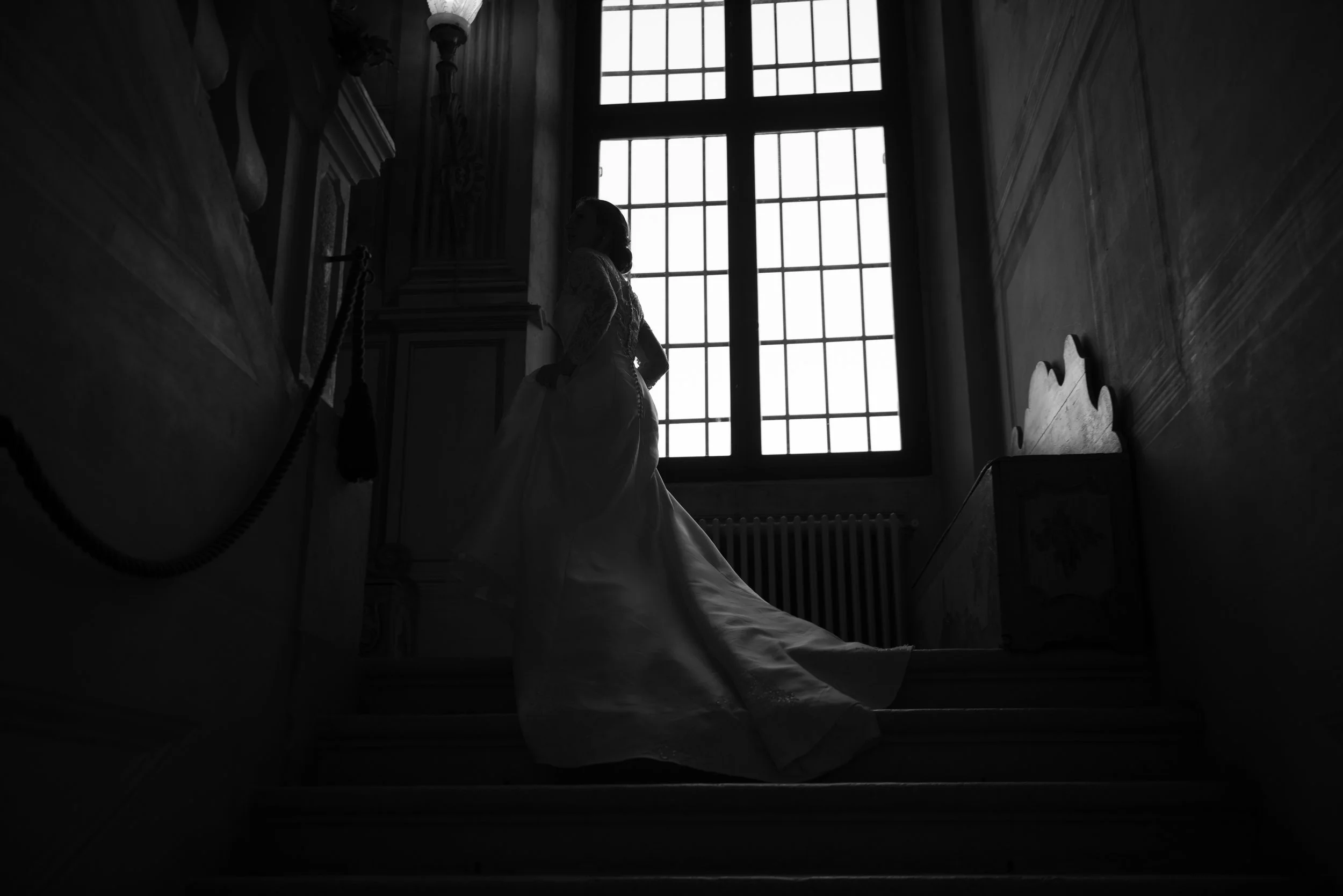 braut-treppe-fenster-silhouette-kleid.jpg
