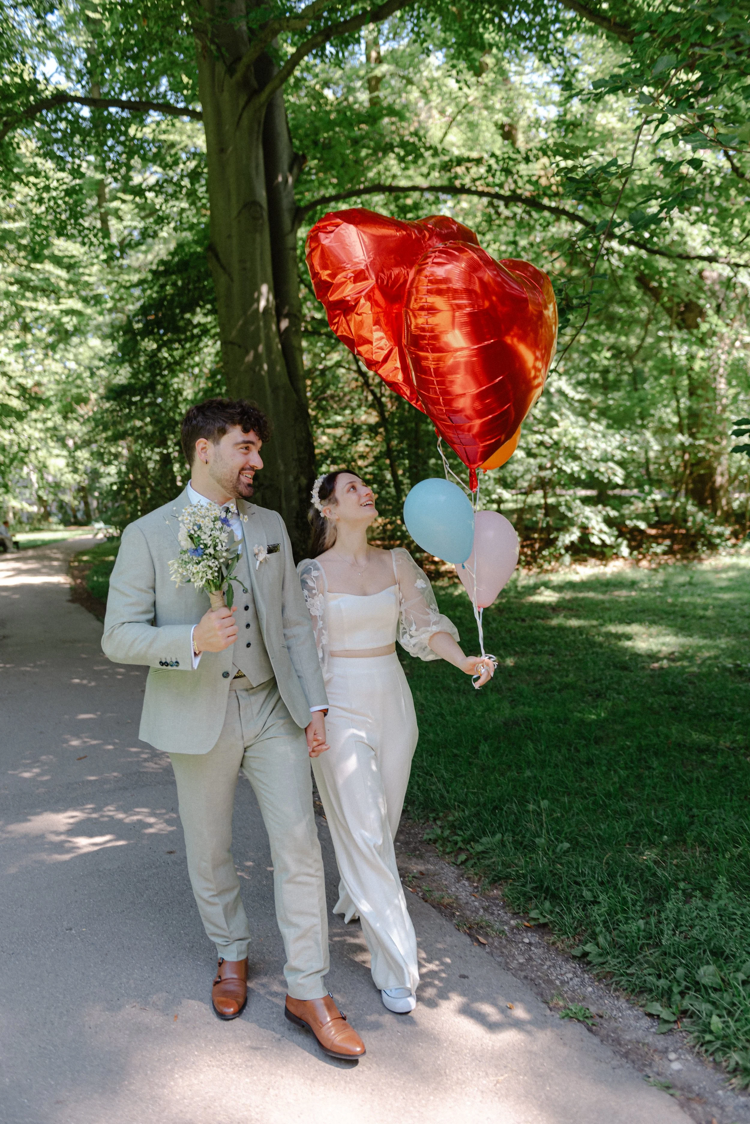 Hochzeit-Stendesamt-Englischer-Garten-Muenchen-Paar-Luftballoons-01.jpg