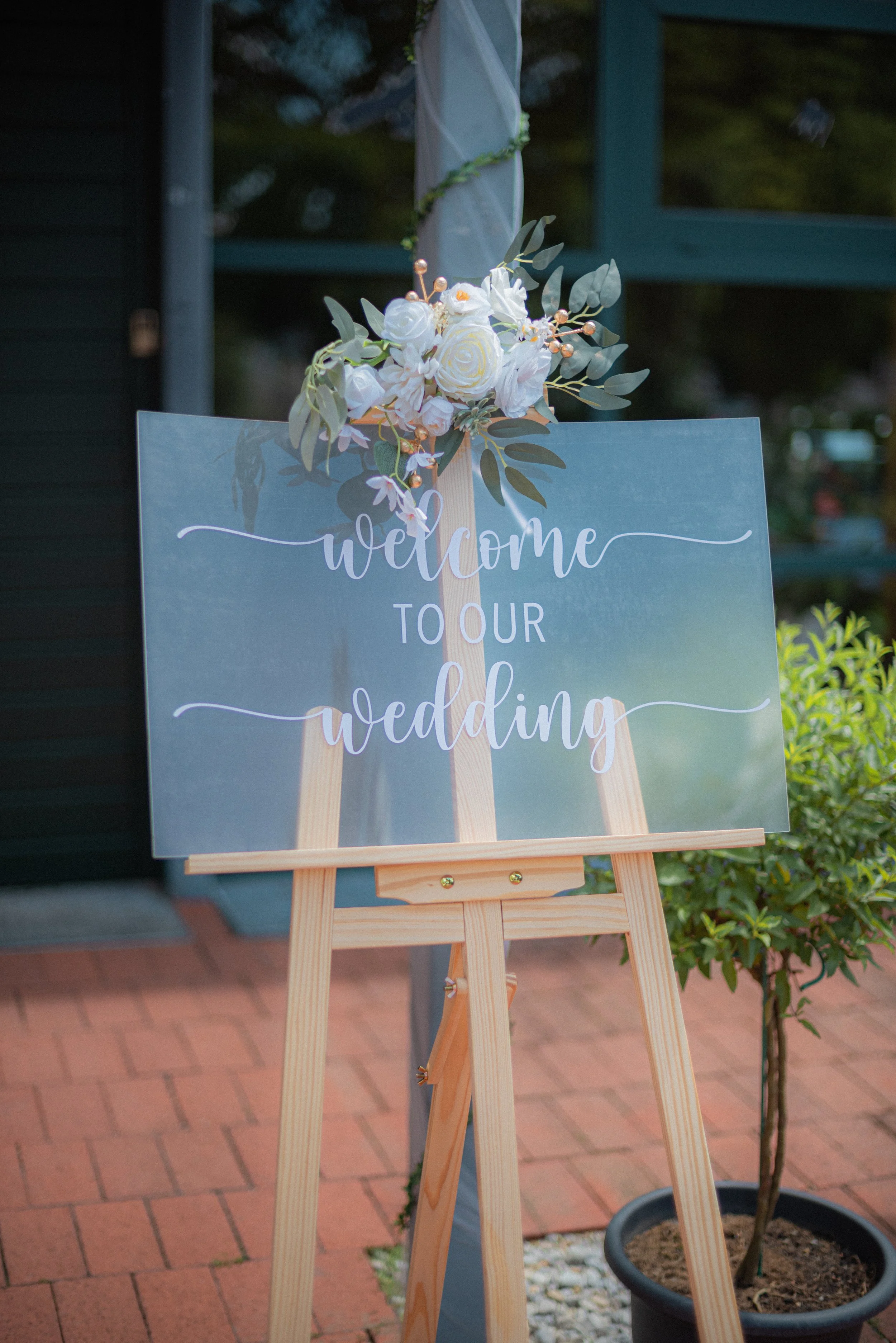 hochzeit-willkommensschild-blumen-dekoration-muenchen.jpg