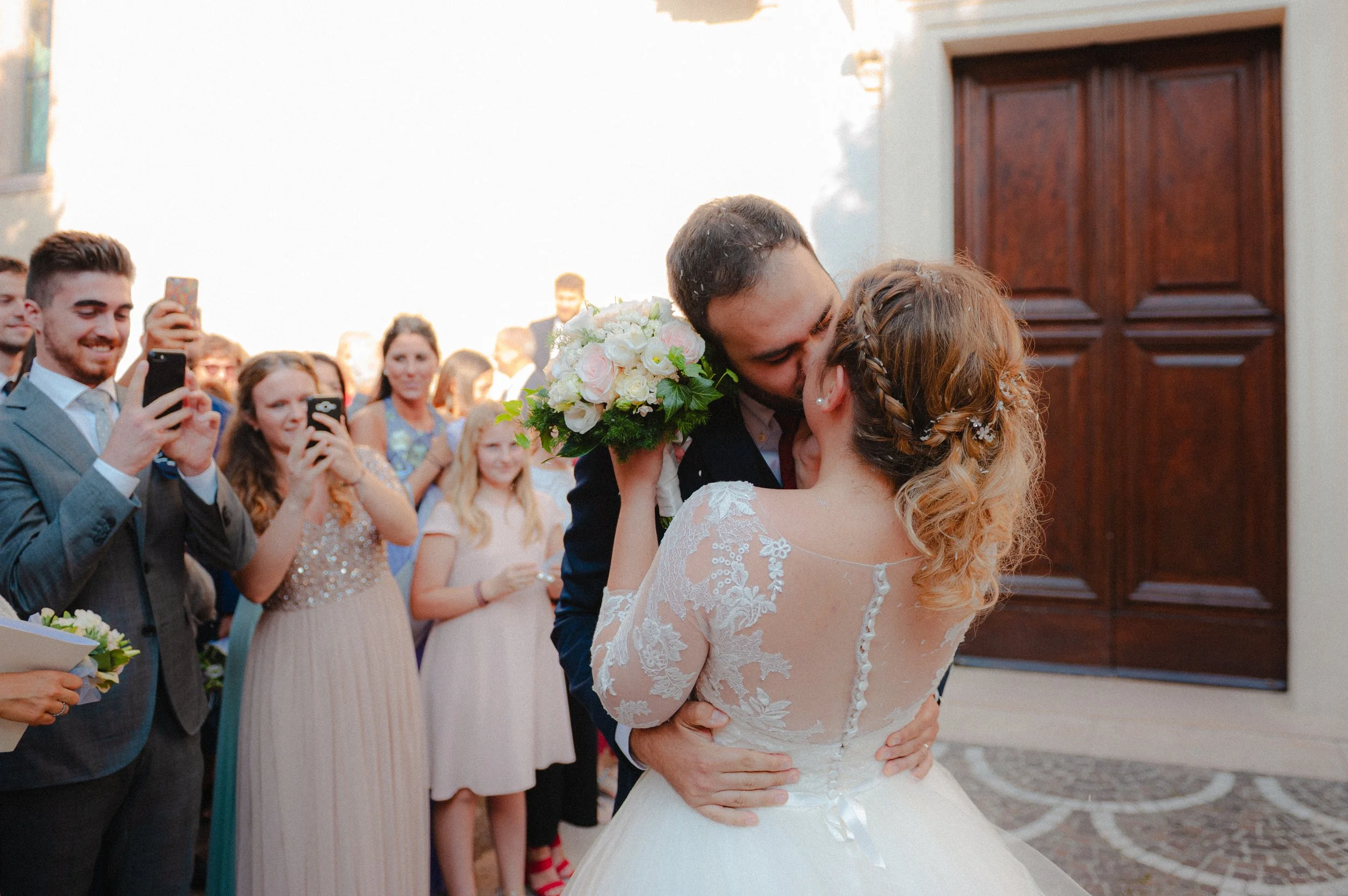 hochzeit-verona-brautpaar-kuss-kirche.jpg