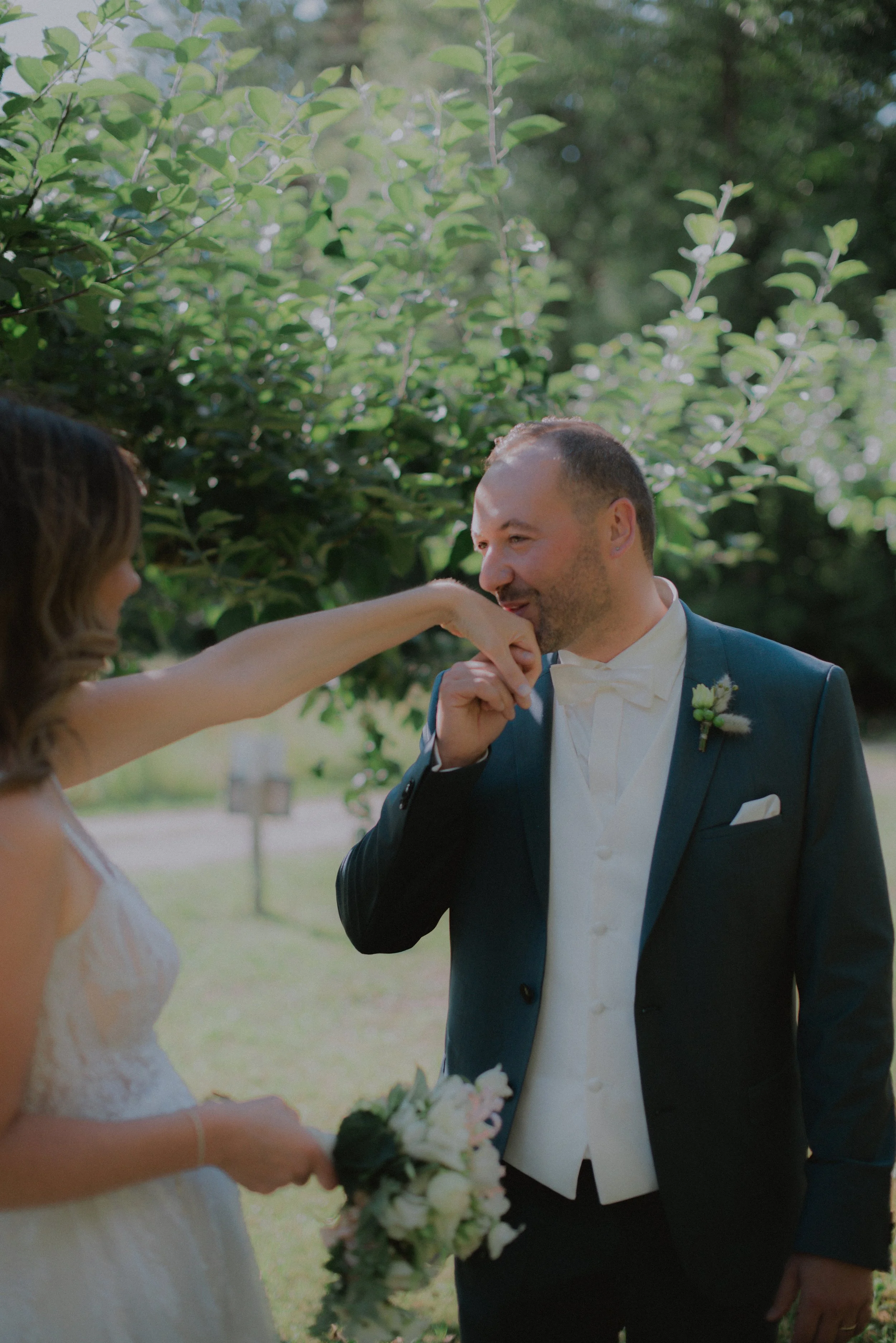 braeutigam-kuesst-hand-braut-hochzeit.jpg