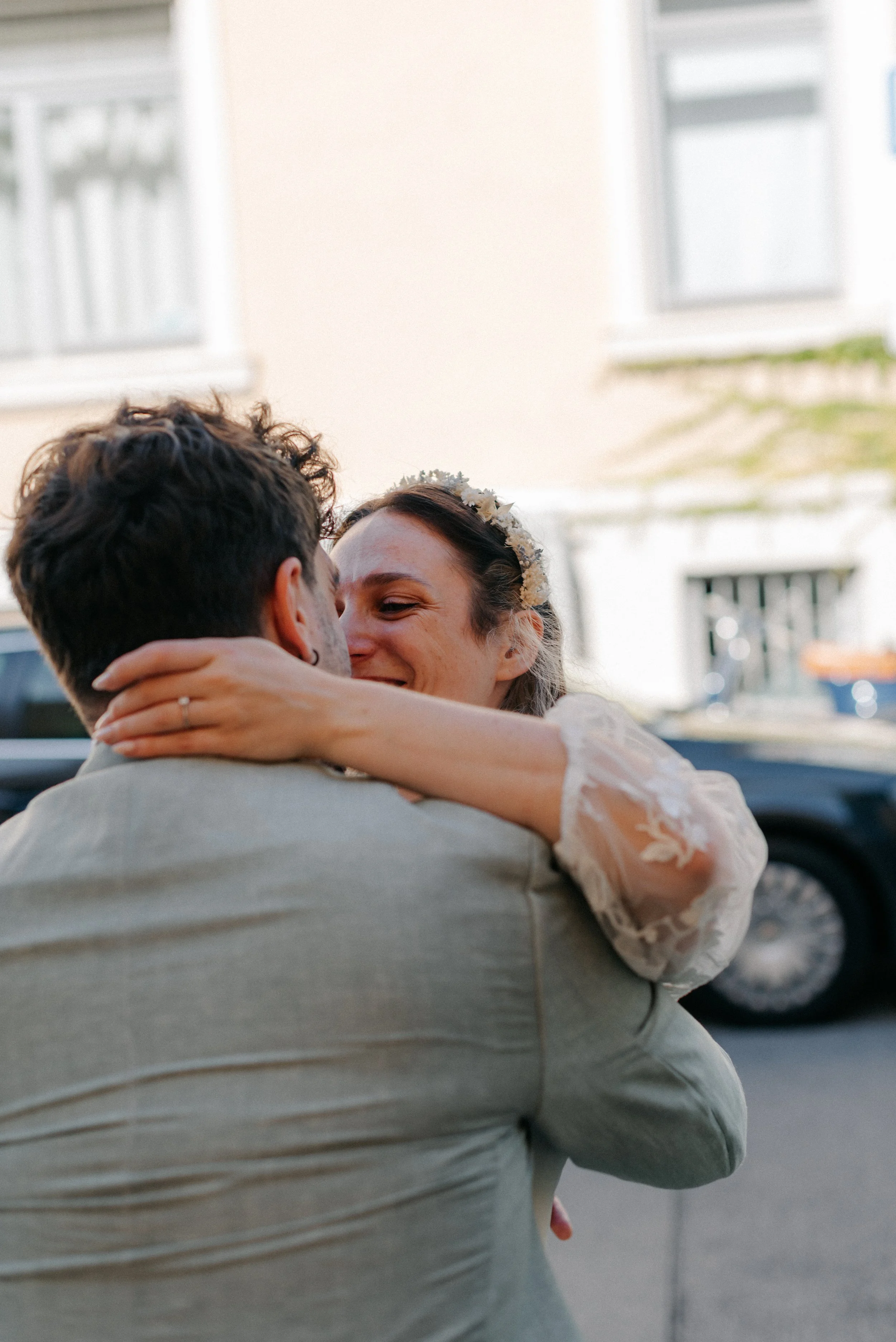 brautpaar-hochzeit-umarmung-standesamt.jpg