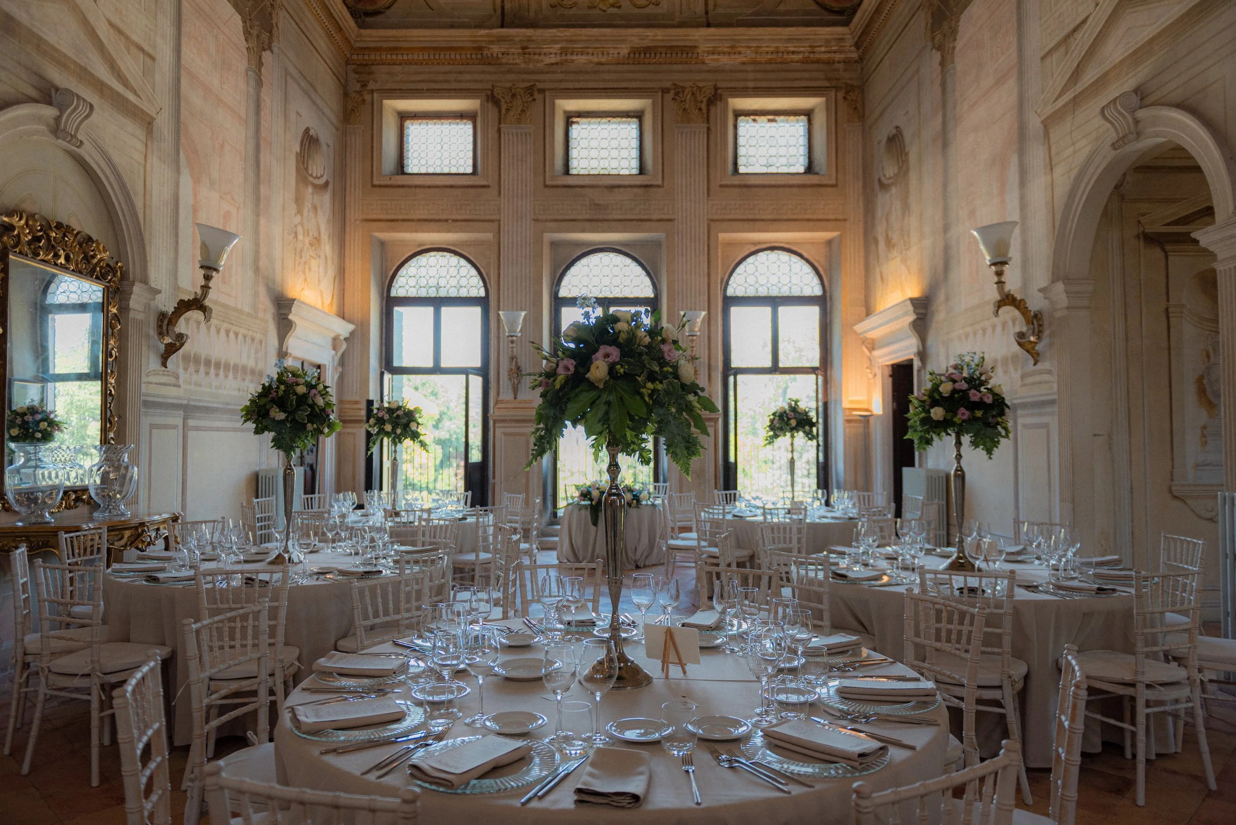 hochzeit-feiersaal-leer-dekoration-italien-villa-verita-fraccaroli.jpg