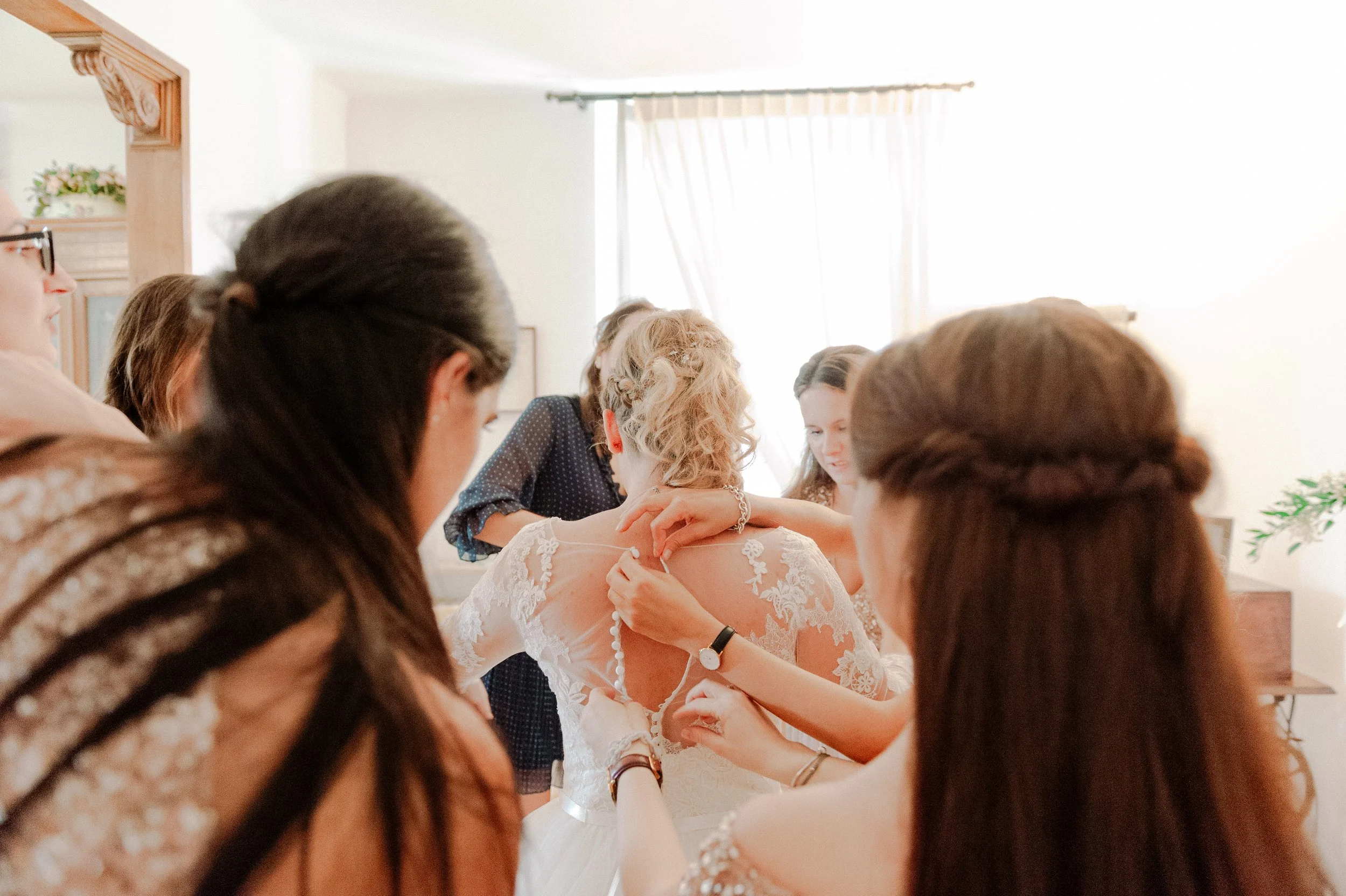 brautkleid-getting-ready-freundinnen.jpg