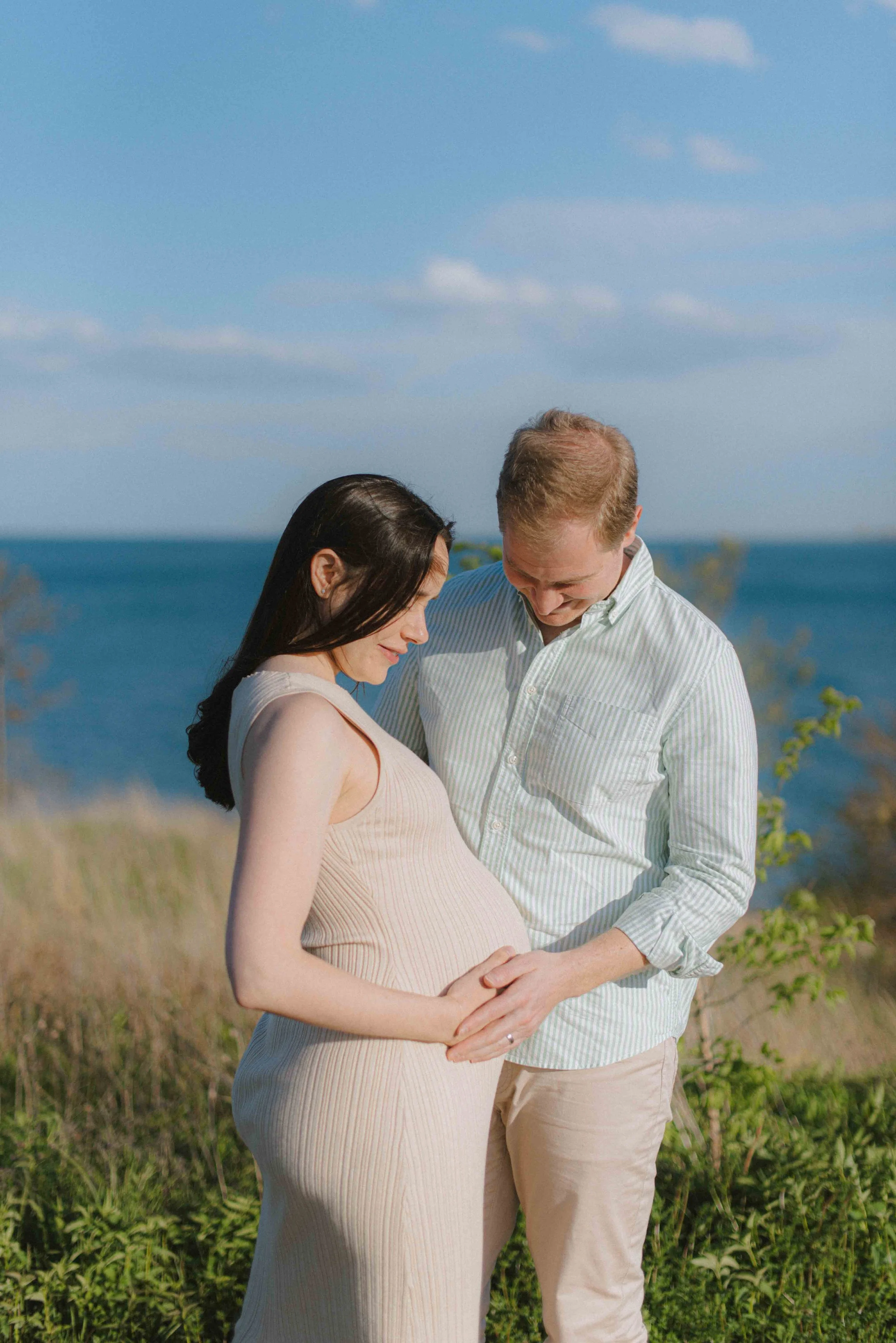 babybauchshooting-paar-liebe-seeufer-natur.jpg