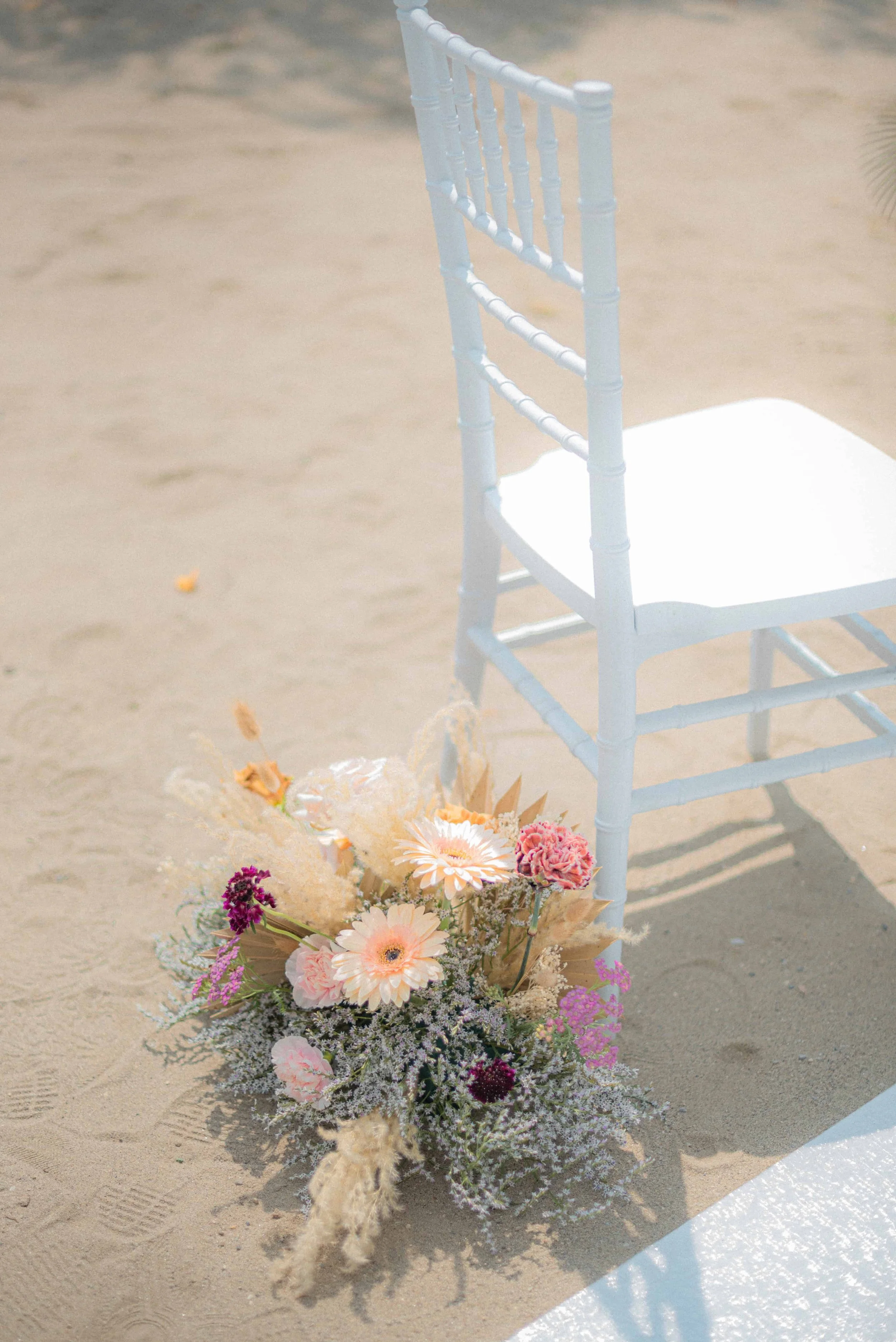 hochzeitsstuhl-blumen-dekoration-villa-dei-mulini-verona-strandzeremonie.jpg
