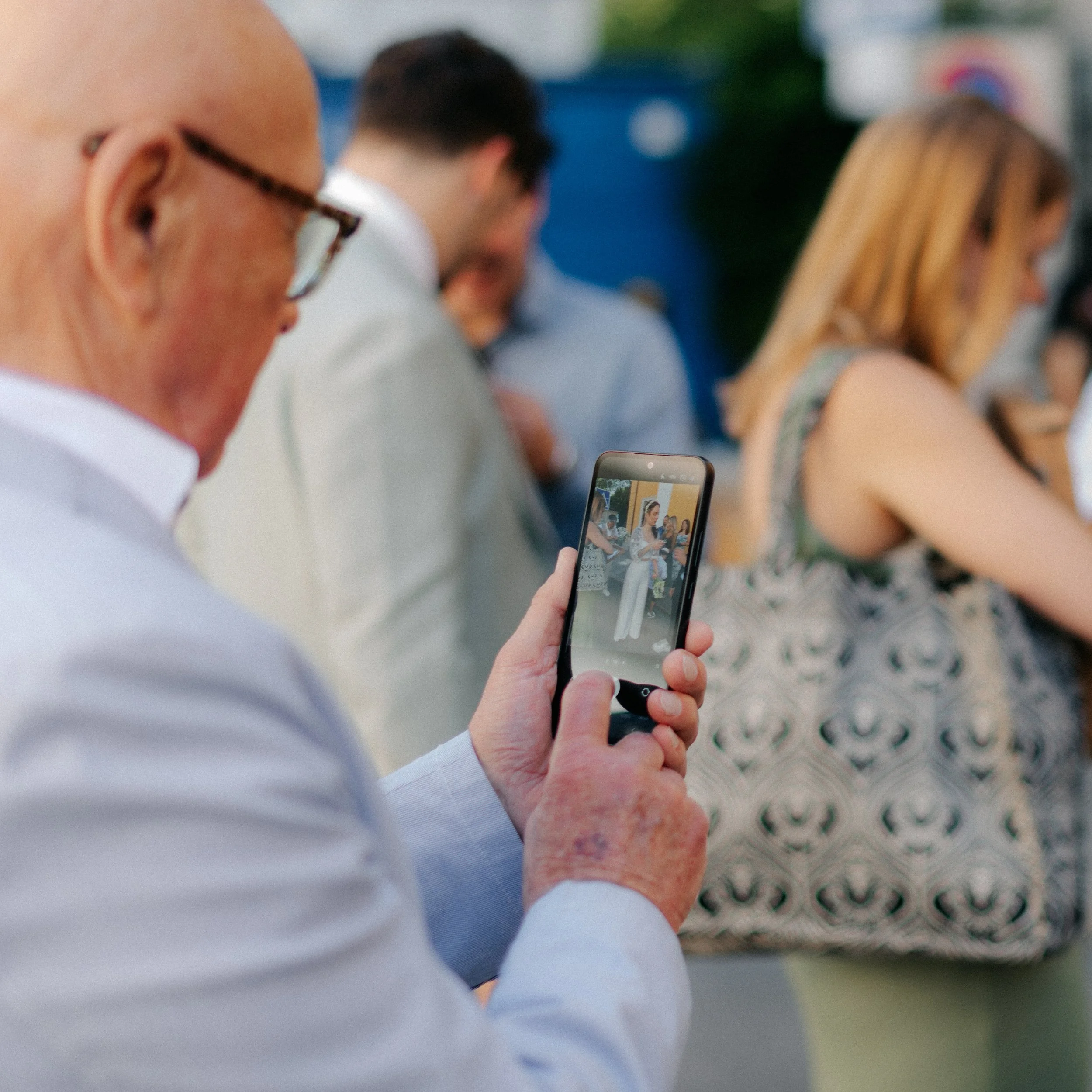 hochzeit-grossvater-foto-mit-smartphone.jpg