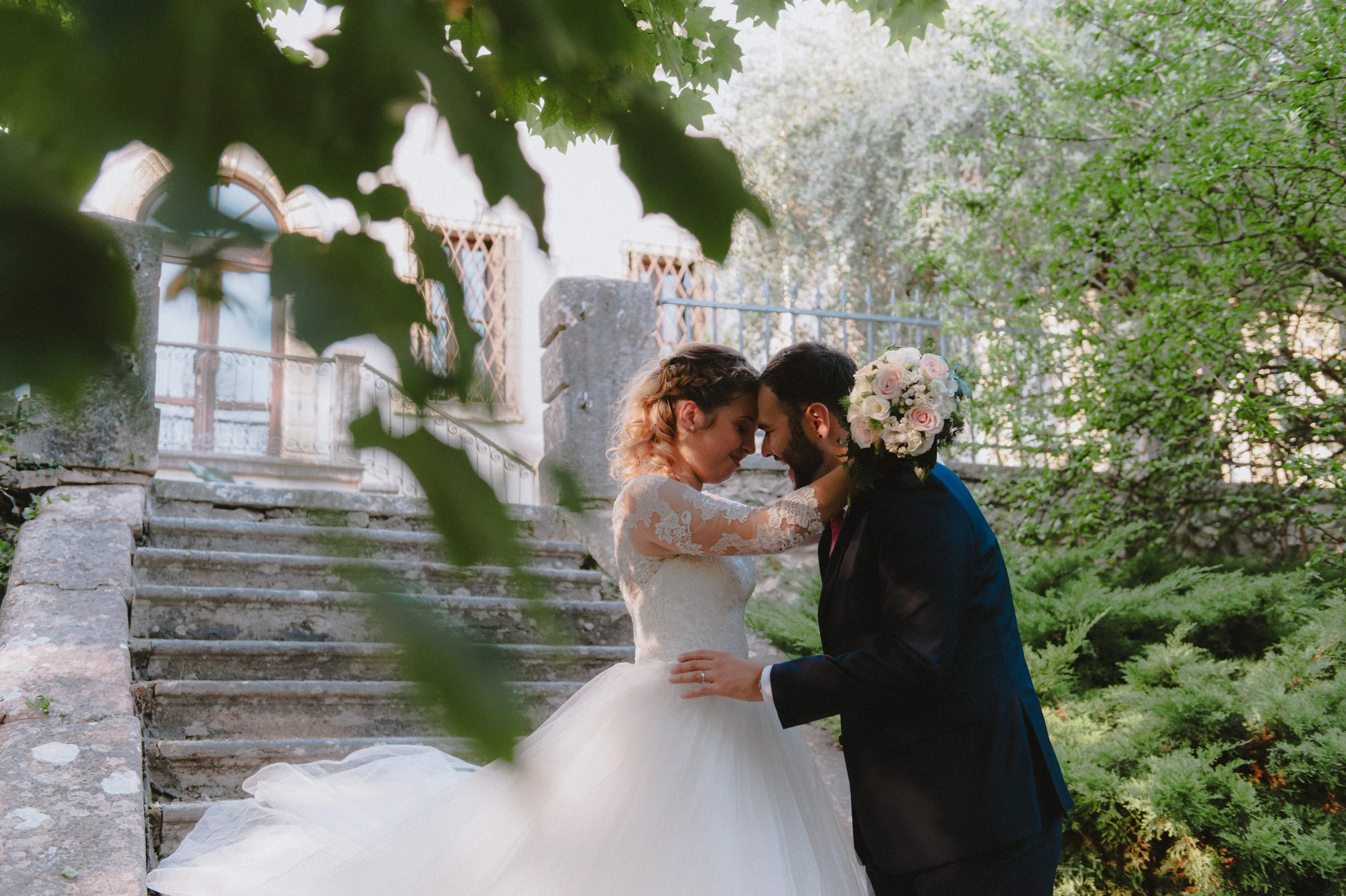 hochzeit-verona-brautpaar-portrait-garten.jpg