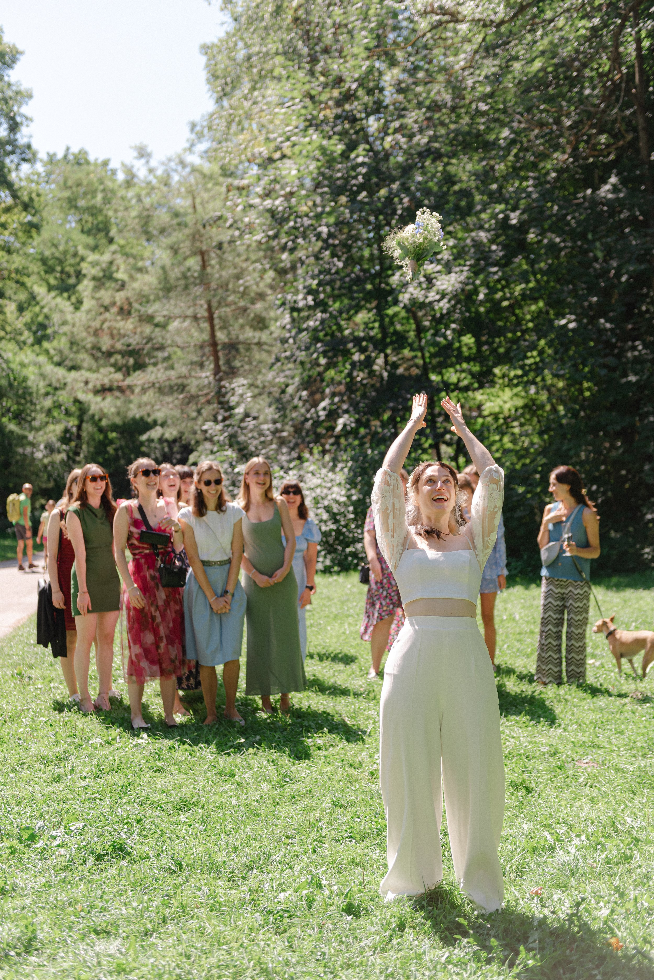 braut-wirft-brautstrauss-hochzeit-garten.jpg