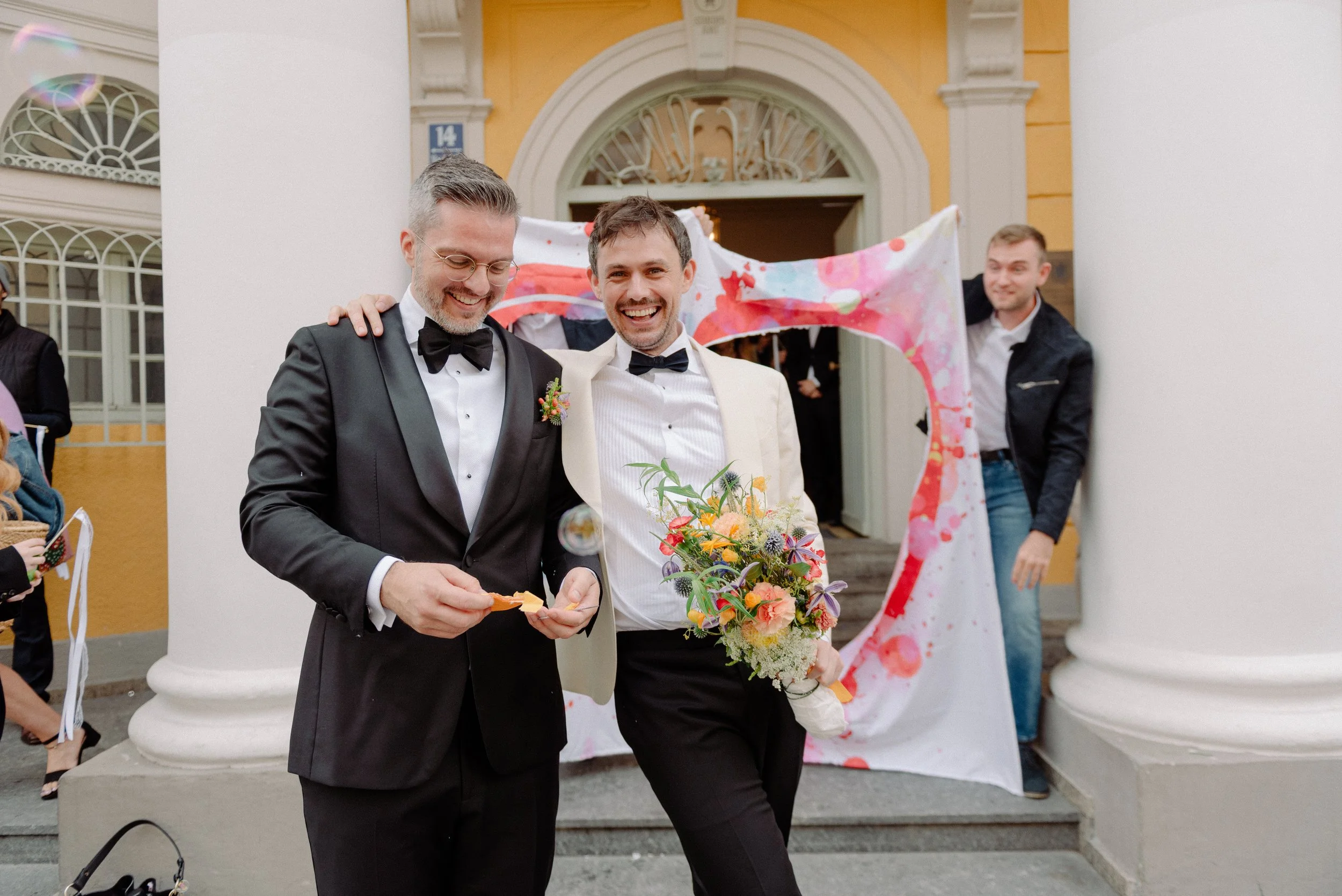 frisch-verheiratetes-brautpaar-standesamt-schwabing.jpg