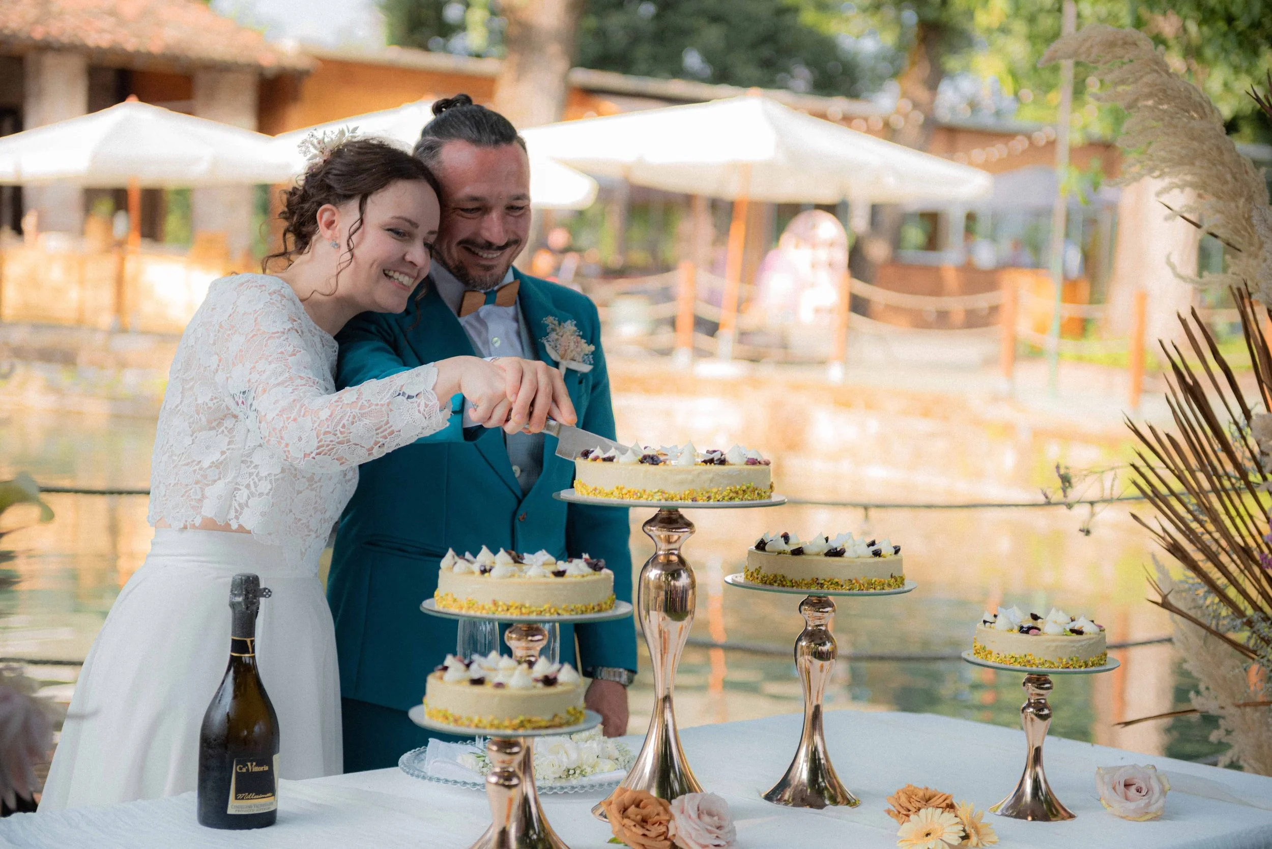 tortenanschnitt-hochzeit-draussen.jpg