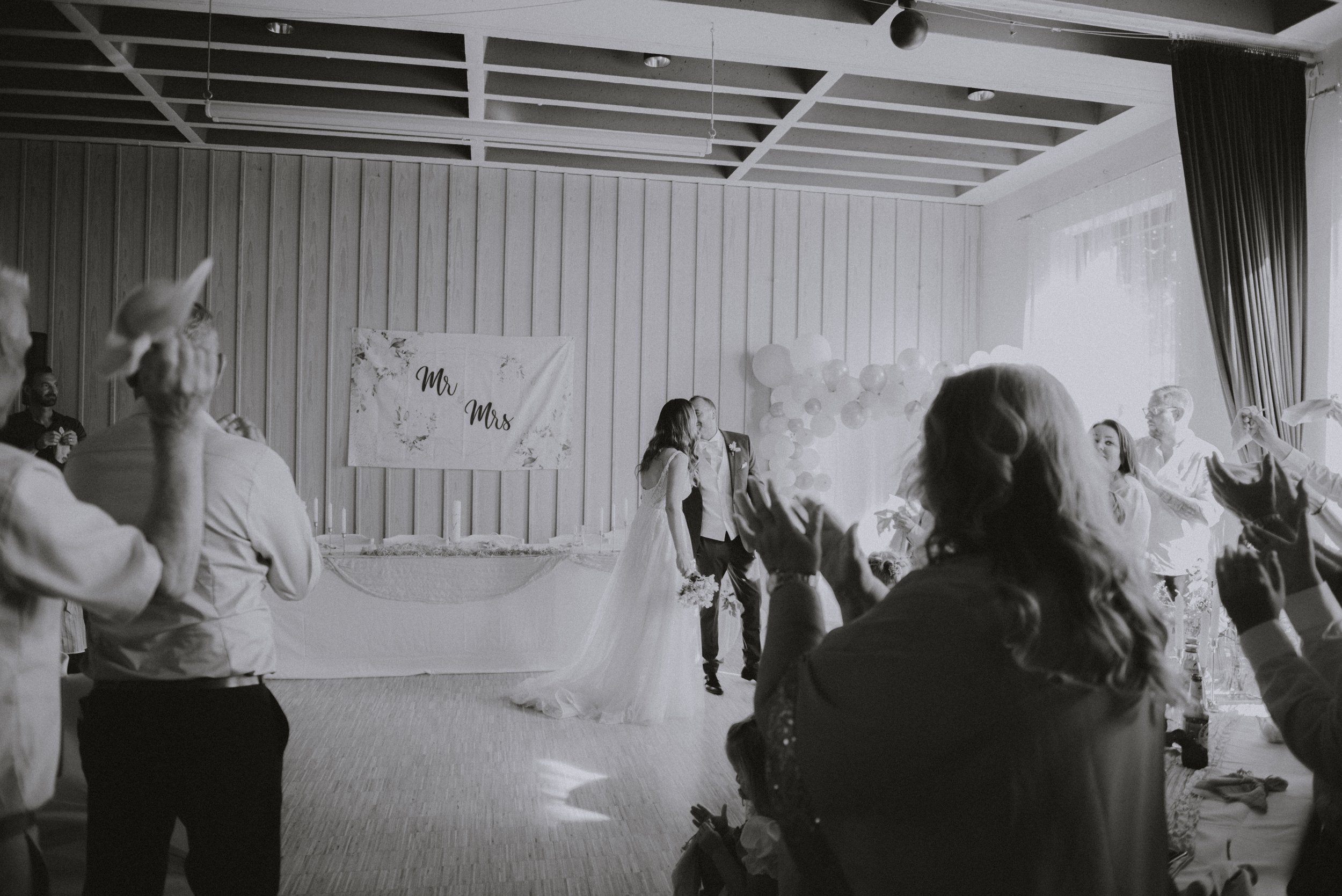 hochzeit-einzug-brautpaar-feier.jpg